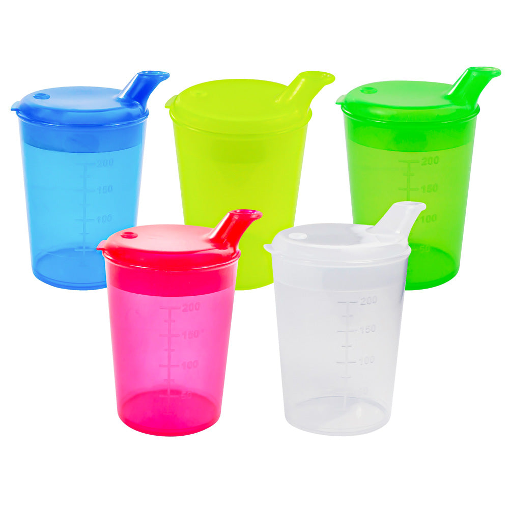 Bildbeschreibung: Das Produkt zeigt einen blauen Schnabelbecher mit einem Unterteil und zwei verschiedenen Deckeln. Der Becher hat eine praktische Schnaupe, die ein einfaches Trinken ermöglicht, ideal für Menschen mit eingeschränkter Mobilität. Das Unterteil ist stabil und sorgt für einen sicheren Stand, während die Deckel in verschiedenen Designs anpassbar sind. Der Schnabelbecher hat eine Kapazität von 250 ml und ist aus bruchsicherem Material gefertigt, was ihn ideal für den täglichen Gebrauch macht.