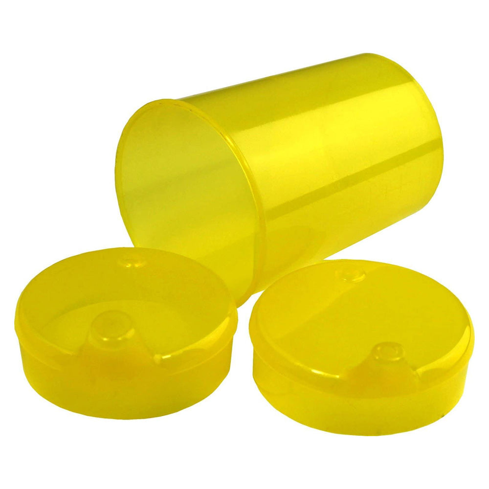 Ein roter Schnabelbecher aus strapazierfähigem Material ist im Fokus, umgeben von zwei passenden Deckeln. Der Becher hat eine ergonomische Form mit einem auslaufenden Schnabel, der das Trinken erleichtert, ideal für Personen mit besonderen Bedürfnissen. Er hat eine markierte Kapazität von 250 ml. Die glatte Oberfläche und die kräftige Farbe verleihen ihm ein modernes, ansprechendes Aussehen.