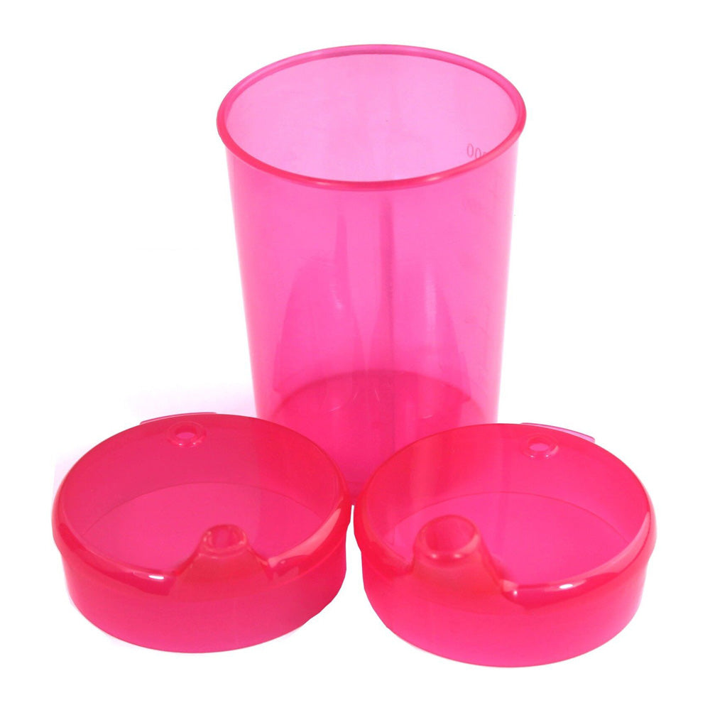 Transparente Schnabeltasse mit einem Volumen von 250 ml, bestehend aus einem Unterteil und zwei abnehmbaren Deckeln in verschiedenen Farben. Das Unterteil ist bauchig gestaltet und hat eine stabile Basis, während die Deckel leicht gewölbt sind, um den Inhalt zu schützen. Ein seitlicher Ausguss in Form eines Schnabels ermöglicht gezieltes Trinken. Die Tasse ist für Benutzer geeignet, die Unterstützung beim Trinken benötigen, und eignet sich sowohl für Kinder als auch für Erwachsene.