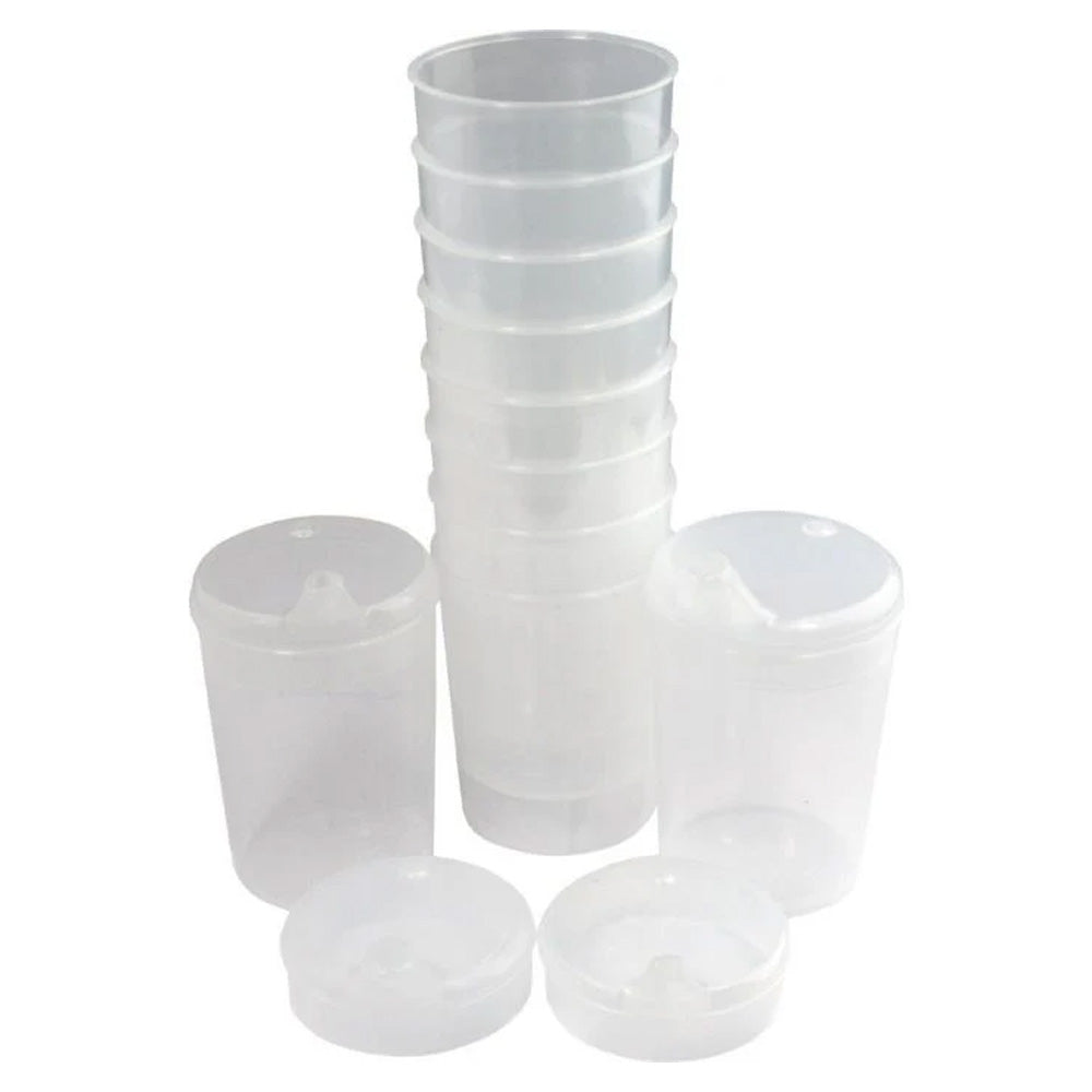 Bild von einem Set bestehend aus 10 Unterteilen und 20 Deckeln für Schnabelbecher. Die Unterteile sind in einem transparenten Material gehalten und haben eine runde, flache Form, die stabil auf einer Oberfläche steht. Die Deckel sind ebenfalls transparent und verfügen über eine spezielle Öffnung, die das Trinken erleichtert. Beide Komponenten sind für die Verwendung mit Schnabelbechern konzipiert und eignen sich ideal für die Pflege von Personen mit Schluckbeschwerden.