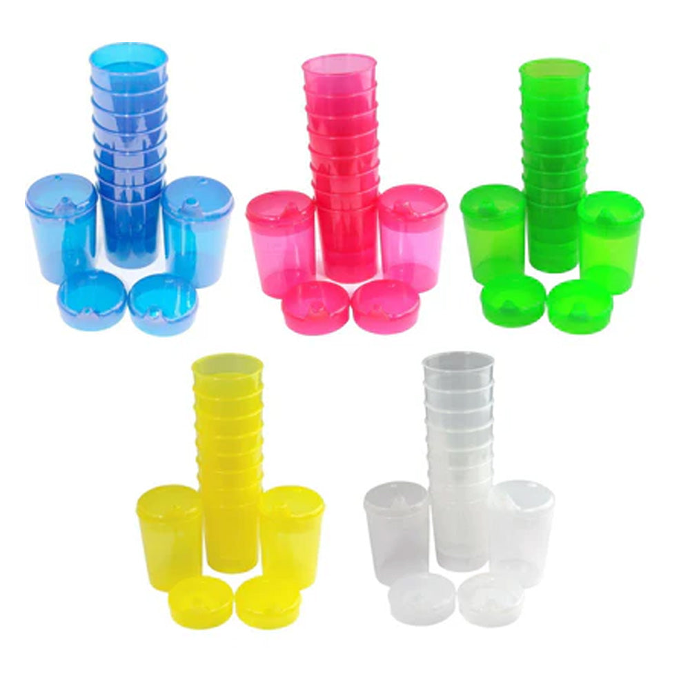 Ein Set mit blauen Schnabelbechern und passenden Deckeln auf einem weißen Hintergrund. Die Becher haben eine schlanke Form mit einem Schnabel, der das Ausdrücken von Flüssigkeiten erleichtert. Sie sind aus robustem Material und eignen sich für Flüssigkeiten aller Art. Das Set besteht aus 10 Unterteilen und 20 passenden Deckeln. Die Becher sind ideal für Menschen, die Schwierigkeiten beim Trinken haben. Die Farben sind lebhaft, und die Becher sind neu und hygienisch.