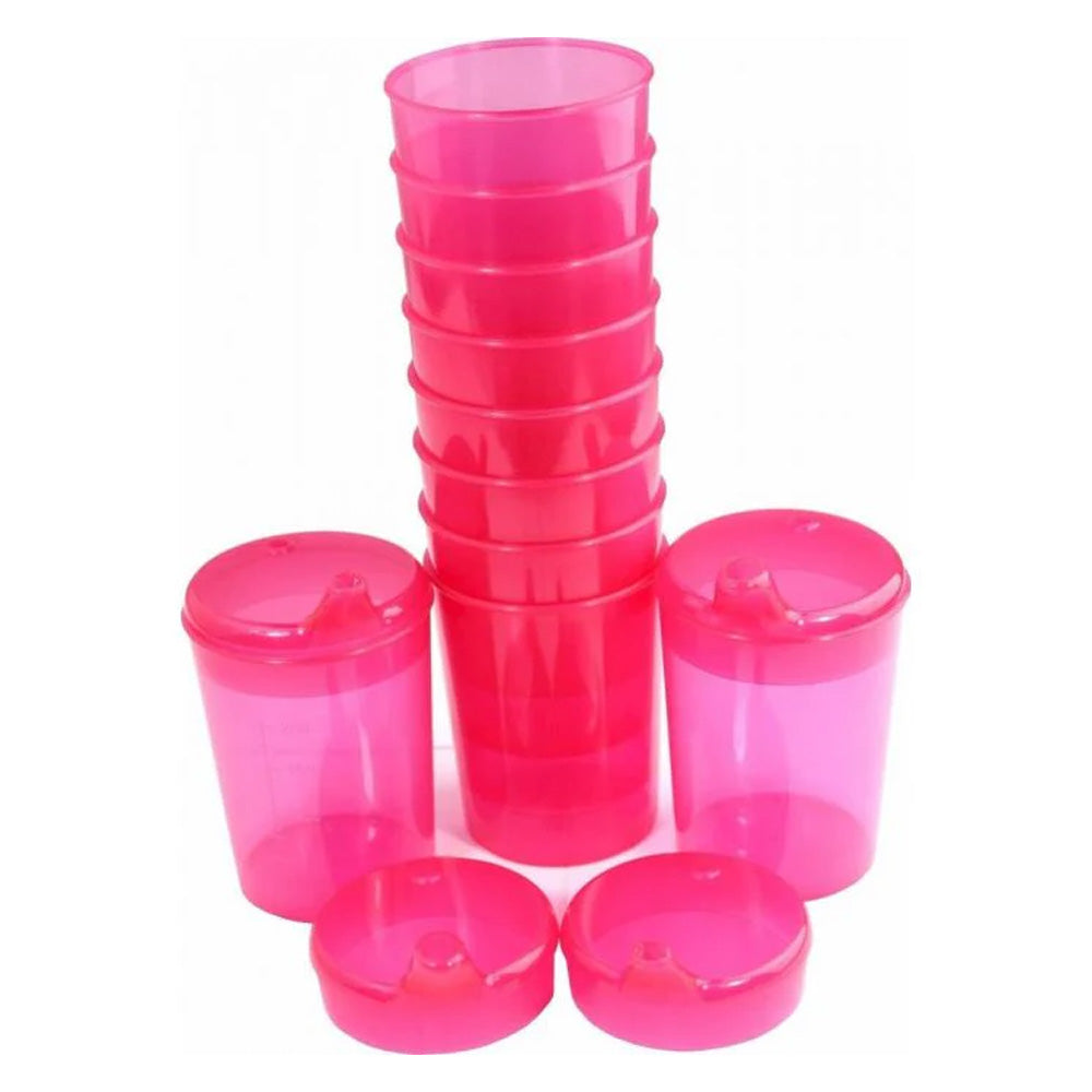 Set aus 10 transparenten Schnabelbechern mit jeweils 250 ml Volumen. Die Becher sind mit farbigen Deckeln ausgestattet, die ebenfalls transparent sind. Jedes Set beinhaltet 10 Becher und 20 passende Deckel. Die Becher haben eine ergonomische Form und sind schmaler am Boden, um eine einfache Handhabung zu ermöglichen. Ideal für Personen mit Schluckbeschwerden. Die Farben der Deckel sind variabel und kräftig, was die Nutzung visuell ansprechend macht.