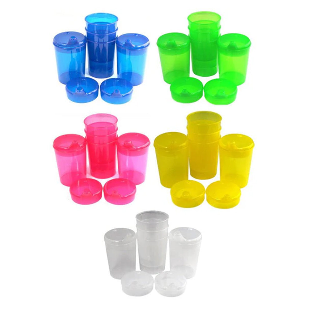 Ein Set von fünf blauen Schnabeltassen mit jeweils einem Deckel, ideal für Menschen mit Schluckbeschwerden. Die Tassen haben eine markante Schnabelöffnung, die eine gezielte und kontrollierte Flüssigkeitsaufnahme ermöglicht. Sie bestehen aus robustem, BPA-freiem Kunststoff und sind spülmaschinenfest. Auf dem Bild sind die Tassen in einer ansprechenden Anordnung gezeigt, mit Deckeln, die perfekt darauf passen.