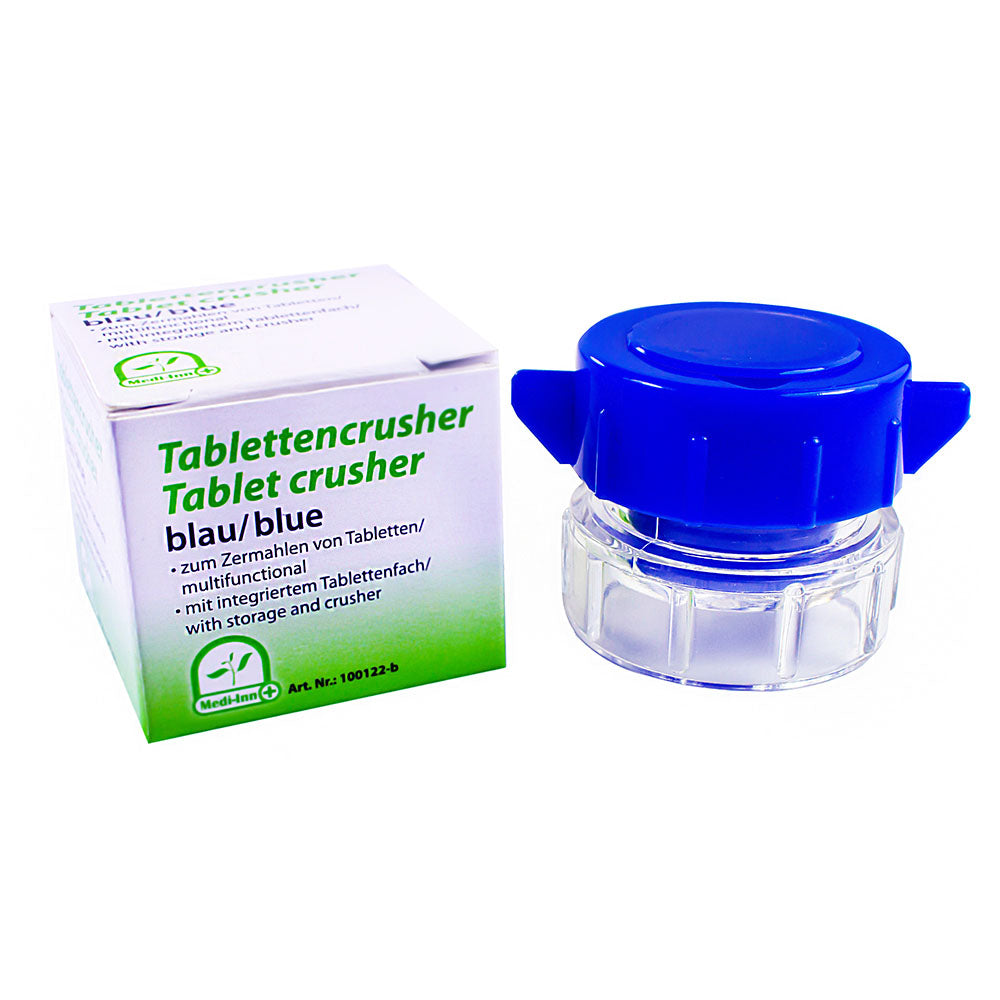 Bild eines blauen Tablettenmörsers mit integriertem Medikamentenfach. Der Mörser besteht aus robustem Kunststoff und hat einen ergonomischen Griff für einfache Handhabung. Die obere Kappe ist abnehmbar, um die Tabletten zu platzieren. Neben dem Mörser liegt ein kleiner Löffel, der zum Dosieren von pulverisierten Medikamenten genutzt werden kann. Der Hintergrund ist neutral gehalten, um das Produkt hervorzuheben.