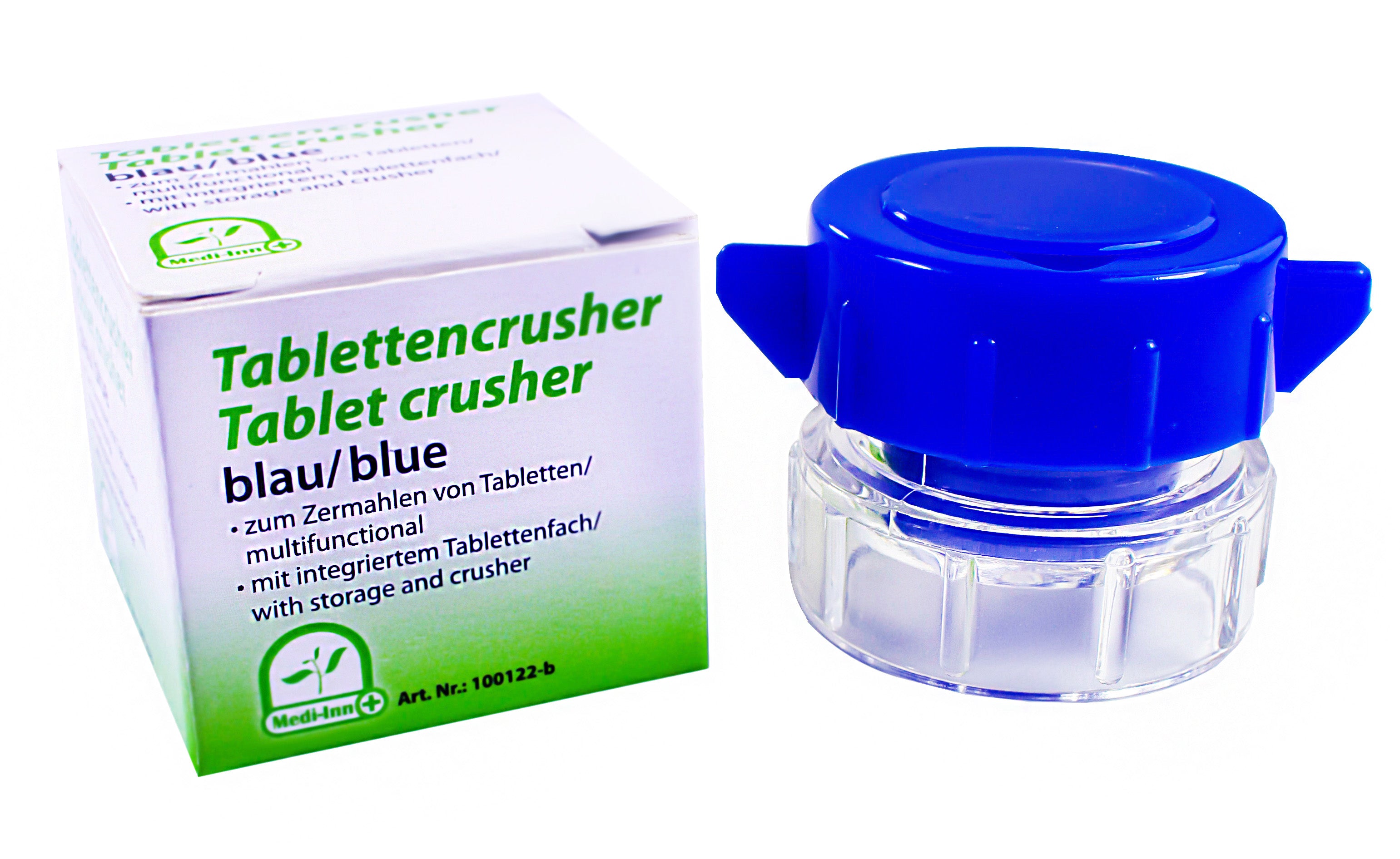 Ein blauer Tablettenmörser steht auf einem weißen Untergrund. Er hat eine runde, breite Basis und einen griffigen Deckel mit einem integrierten Medikamentenfach. Im Vordergrund sind einige zerstoßene Tabletten zu sehen, die die Funktion des Produkts demonstrieren. In der Mitte des Mörsers befindet sich eine Klinge, die zum Zerkleinern dient. Der Mörser hat eine kompakte Größe, die für eine einfache Handhabung sorgt.