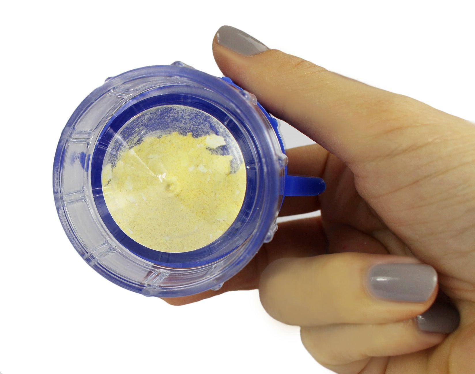 Blauer Tablettenmörser mit Medikamentenfach, der als praktisches Hilfsmittel zur Zerkleinerung von Tabletten dient. Der Mörser hat eine ergonomische Form mit einem stabilen Griff, der ein einfaches Zerkleinern ermöglicht. Der Deckel des Mörsers ist transparent, sodass der Inhalt sichtbar ist. Im unteren Bereich befindet sich ein Fach zur Aufbewahrung von Medikamenten, das zusätzliche Funktionalität bietet. Die Oberfläche ist glatt und leicht zu reinigen, ideal für den täglichen Gebrauch.