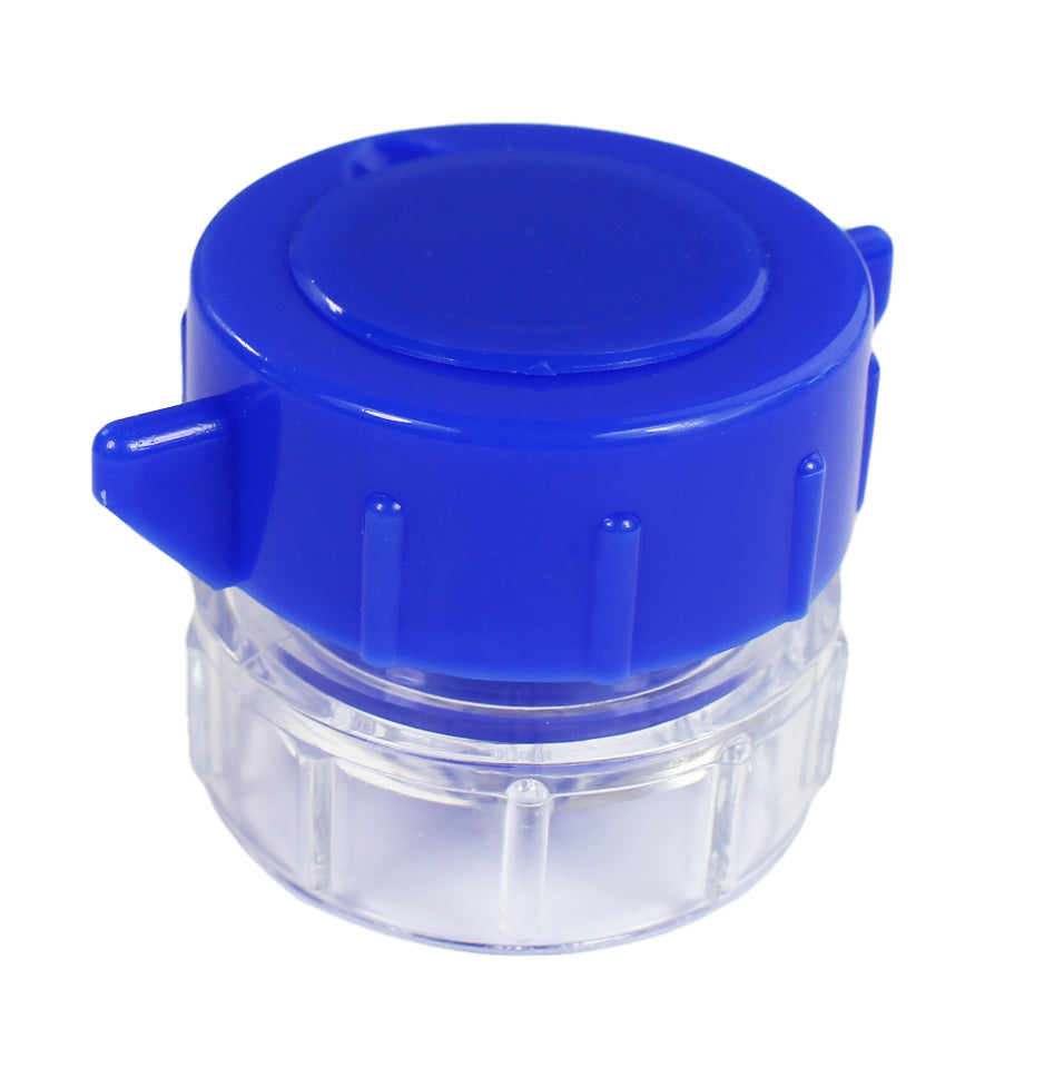 Ein blauer Tablettenmörser mit integriertem Medikamentenfach steht auf einer hellen, neutralen Oberfläche. Der Mörser hat eine runde Form mit einem breiten Boden und einem deckelartigen Aufsatz, der ein Fach für die Aufbewahrung von Medikamenten enthält. Die Mörserschale ist dickwandig und stabil, während der Mörserstößel in einer passenden Größe breiter und rutschfester gestaltet ist.