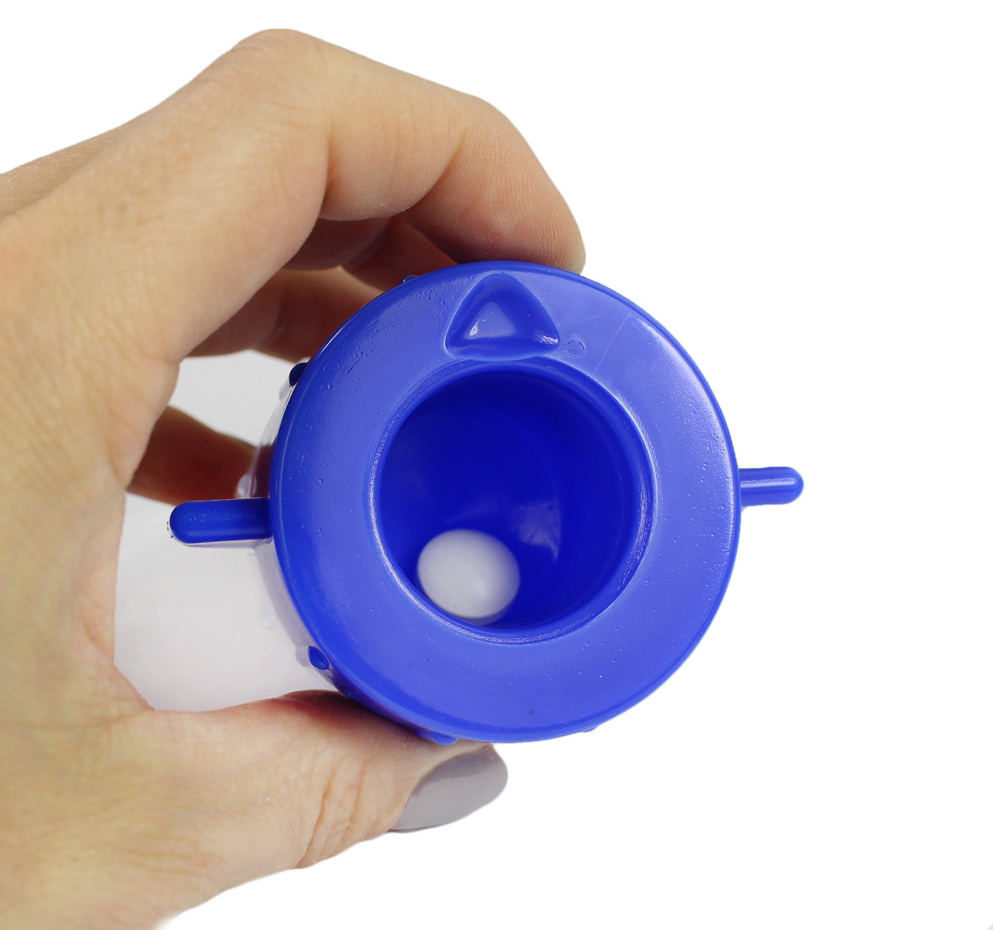 Blaues Medikationsmörser-Set für Tabletten, bestehend aus einem robusten Mörser und einem praktischen Medikamentenfach. Der Mörser hat eine runde Form mit einer leicht strukturierten Innenfläche, die das Zerkleinern erleichtert. Das Medikamentenfach hat eine durchsichtige Abdeckung und bietet Platz für mehrere Tabletten. Die Aufmachung ist modern und funktional, ideal für die einfache Zubereitung von Medikationen.