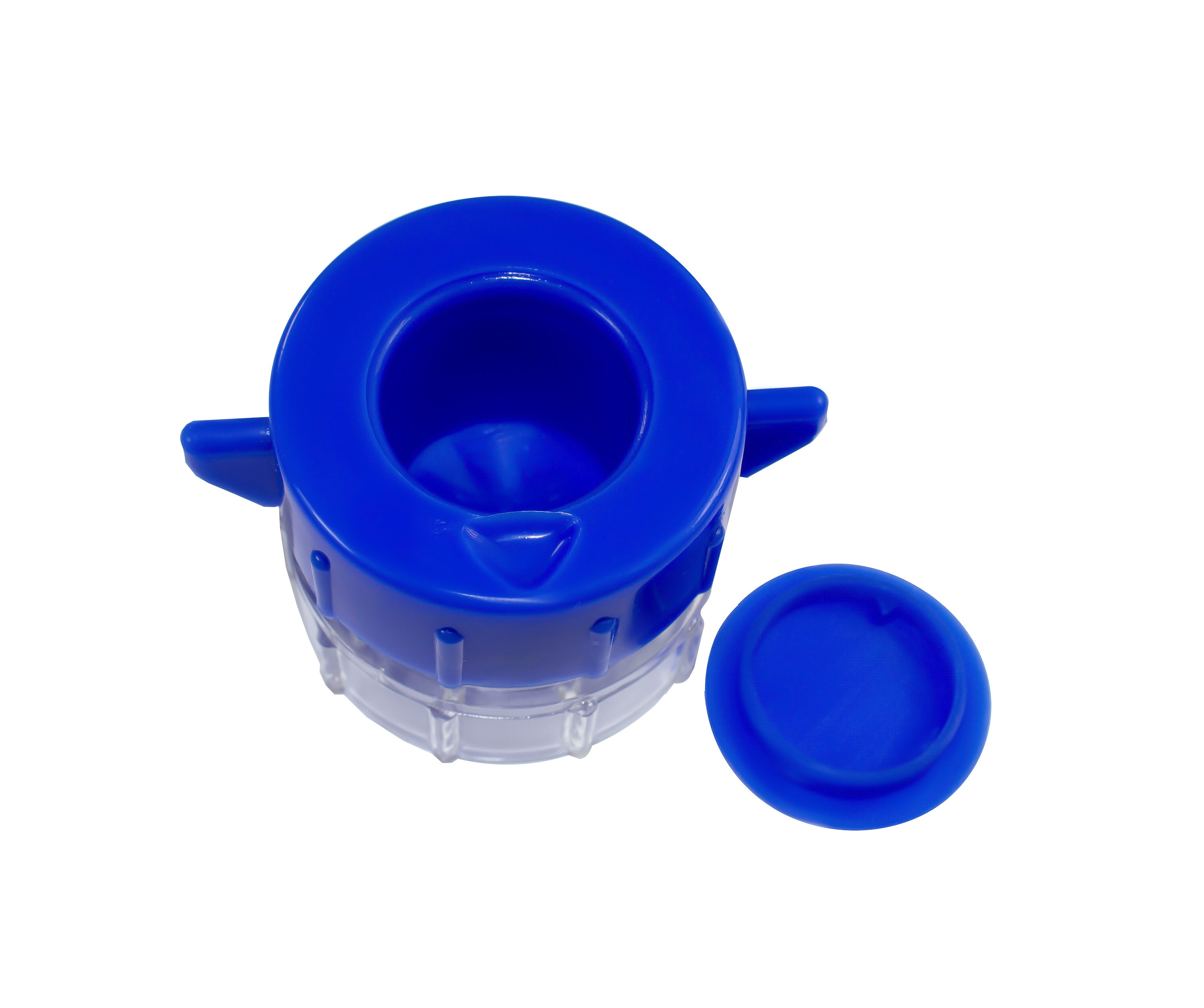 Bild eines blauen Tablettenmörsers mit einem herausnehmbaren Medikamentenfach. Der Mörser hat eine runde, glatte Form und eine ergonomische Griffpartie. Das Medikamentenfach ist transparent und hat ein weißes Deckel-Design, das einfach geöffnet werden kann. Der Hintergrund ist neutral gehalten, sodass der Fokus auf dem Mörser liegt. In der oberen linken Ecke sind einige weiße Tabletten zu sehen, die die Funktion des Produkts verdeutlichen. Ideal für die einfache Zerkleinerung von Tabletten.