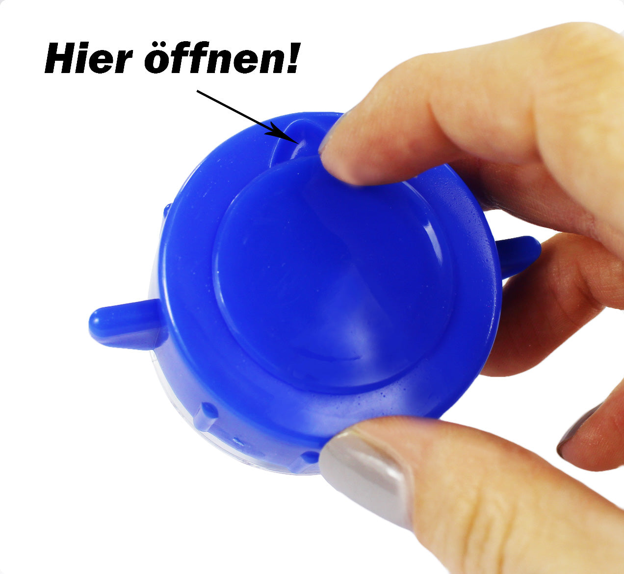 Bild eines blauen Tablettenmörsers mit einem integrierten Medikamentenfach. Der Mörser hat eine klare, ergonomische Form und ist aus Kunststoff gefertigt. Es sind mehrere Teile sichtbar: der Mörser selbst, ein Deckel und der Griff, der eine einfache Handhabung ermöglicht. Im Hintergrund erscheint ein Hauch von einer hellem Oberfläche, die den Mörser gut zur Geltung bringt.