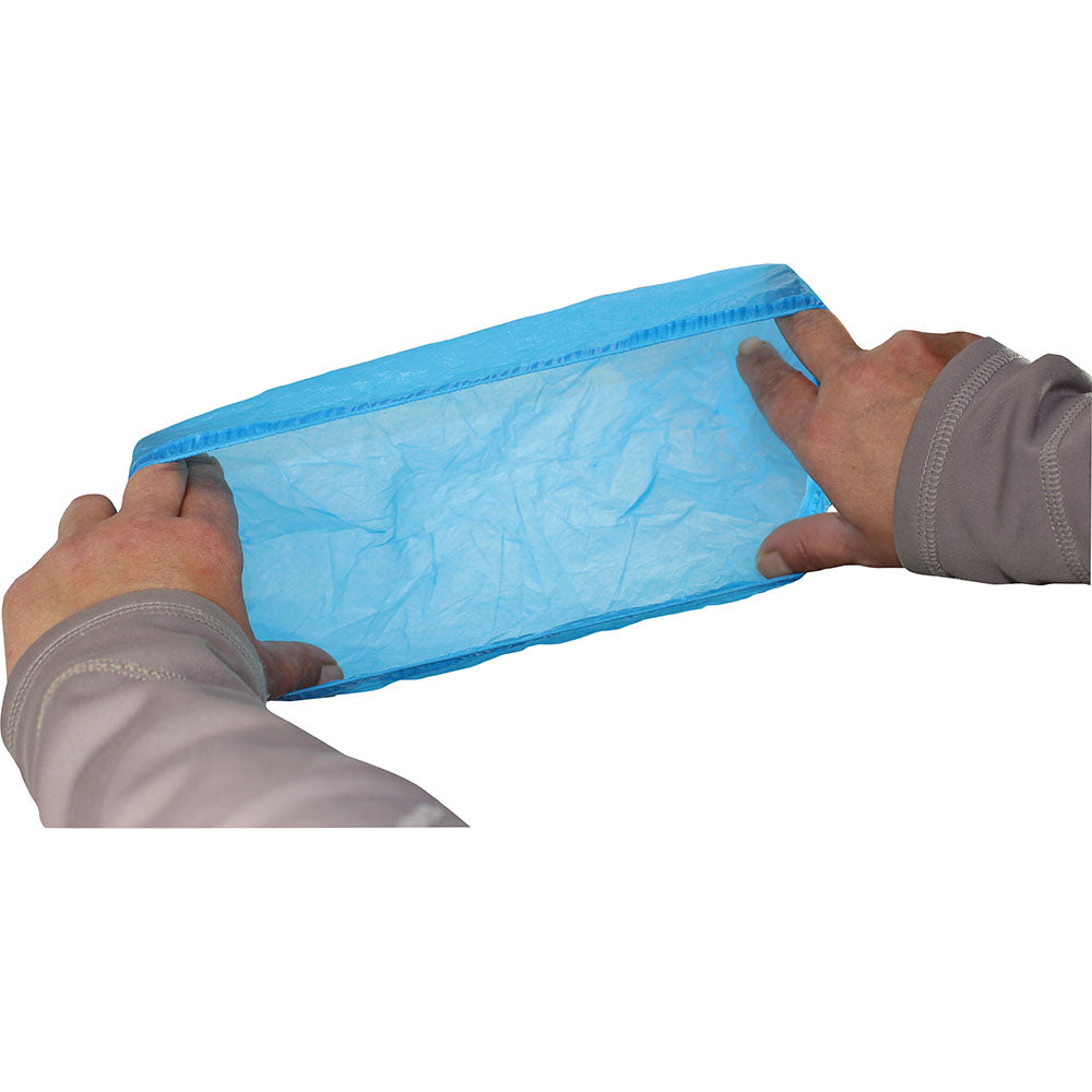 Einweg-Überzieher für Schuhe in hellblauer Farbe, die aus einem leichten, wasserdichten Material hergestellt sind. Die Überschuhe besitzen einen elastischen Gummizug an der Öffnung, um einen sicheren Sitz zu gewährleisten und das Eindringen von Schmutz zu verhindern. Sie sind ideal für den Einsatz in verschiedenen Umgebungen, wie bei Baustellen oder in der Reinigung. Die Oberfläche der Überzieher erscheint glatt und ohne sichtbare Nähte, was die pflegeleichte Handhabung unterstützt.