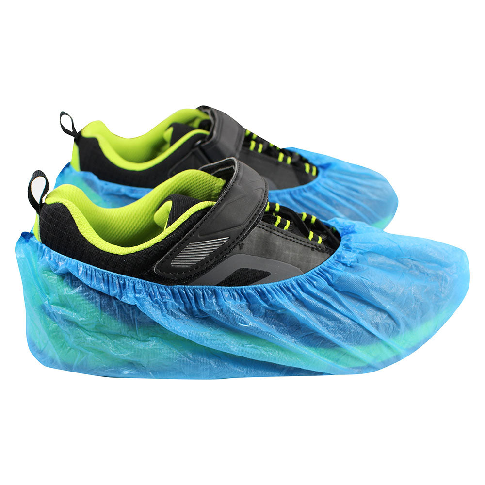 Einwegschuhe, auch als Überzieher bekannt, in einer weißen Farbe. Diese Überzieher bestehen aus einem leichten, wasserabweisenden Material und sind mit einem elastischen Gummizug am oberen Rand ausgestattet, der einen sicheren Halt sowie einfachen Zugang ermöglicht. Die Unterseite der Schuhe ist flach und bietet Rutschfestigkeit.