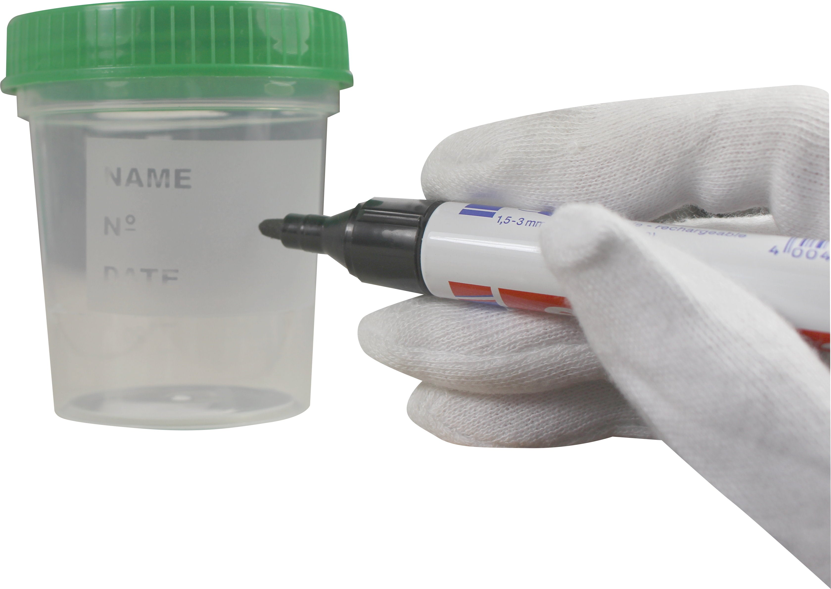 Ein transparenter Urinbecher mit einem Fassungsvermögen von 125 ml ist abgebildet. Der Becher hat einen stabilen Schraubdeckel, der in einem auffälligen Grünton gehalten ist. Die Seiten des Bechers sind mit einer graduellen Markierung versehen, die eine präzise Abmessung des Inhalts ermöglicht. Die Unterseite des Bechers zeigt eine klare, runde Form, während die Oberseite durch den Deckel zusätzlich verschlossen wird.