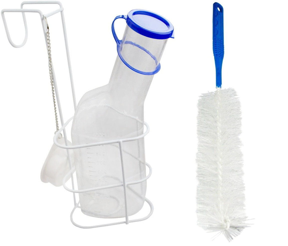 Bild einer transparenten Urinflasche für Männer mit einem Fassungsvermögen von 1000 ml. Die Flasche hat eine ergonomische Form und eine breite Öffnung, die eine einfache Benutzung ermöglicht. Neben der Flasche ist eine praktische Reinigungsbürste abgebildet, die zur Pflege des Produkts dient. Das Gesamtsetup ist auf einem neutralen Hintergrund platziert, um die Details der Flasche und der Bürste hervorzuheben.
