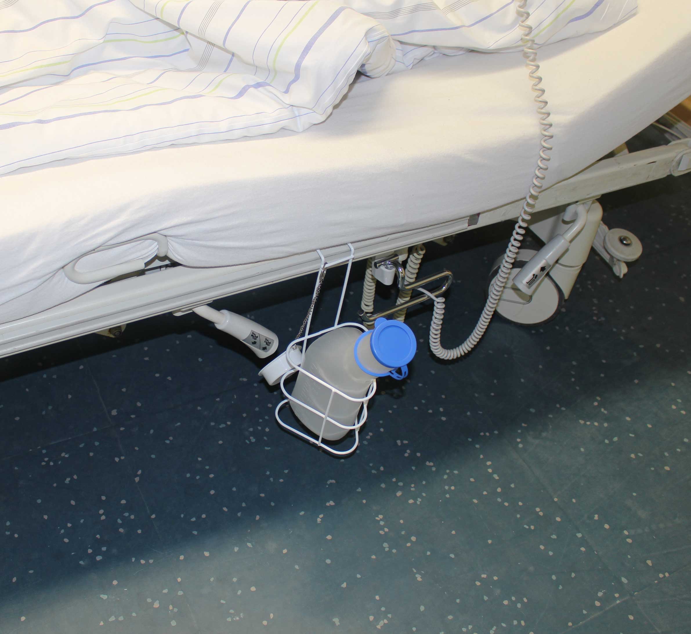 Transparente Urinflasche für Männer aus Kunststoff mit einem Fassungsvermögen von 1000 ml. Die Flasche hat einen breiten, ergonomisch geformten Handgriff für einen sicheren Halt und eine große Öffnung, die das Befüllen erleichtert. Zudem ist sie mit einem praktischen Betthalter ausgestattet, der die Anwendung im Liegen ermöglicht. Die milchige Farbe sorgt für eine dezente Optik. Ideal für die hygienische Nutzung in Pflegeeinrichtungen oder für den persönlichen Gebrauch. Leicht zu reinigen und langlebig.