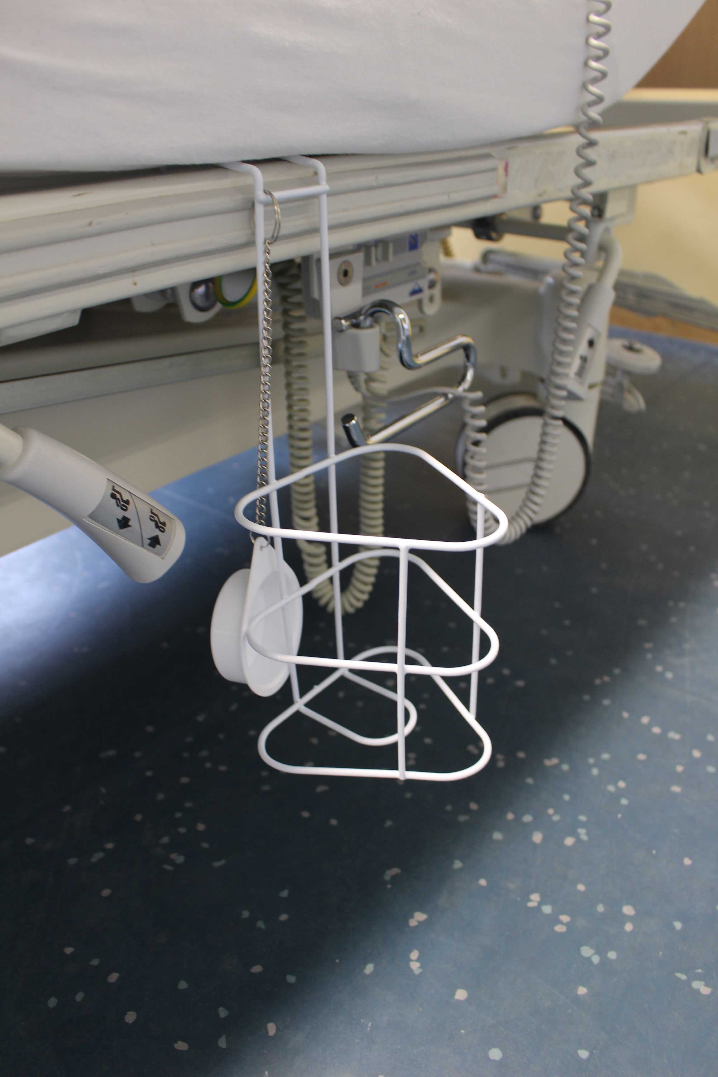 Bild einer Urinflasche aus Polypropylen (PP) mit einer Füllmenge von 1000 ml, speziell für Männer. Die Flasche hat eine milchig-transparente Farbe und ist mit einem ergonomisch geformten Griff ausgestattet. Ein Betthalter ist ebenfalls integriert, um die Flasche sicher zu befestigen. Der Deckel ist sicher verschlossen und ermöglicht eine benutzerfreundliche Handhabung. Der Hintergrund ist neutral gehalten, um das Produkt hervorzuheben.