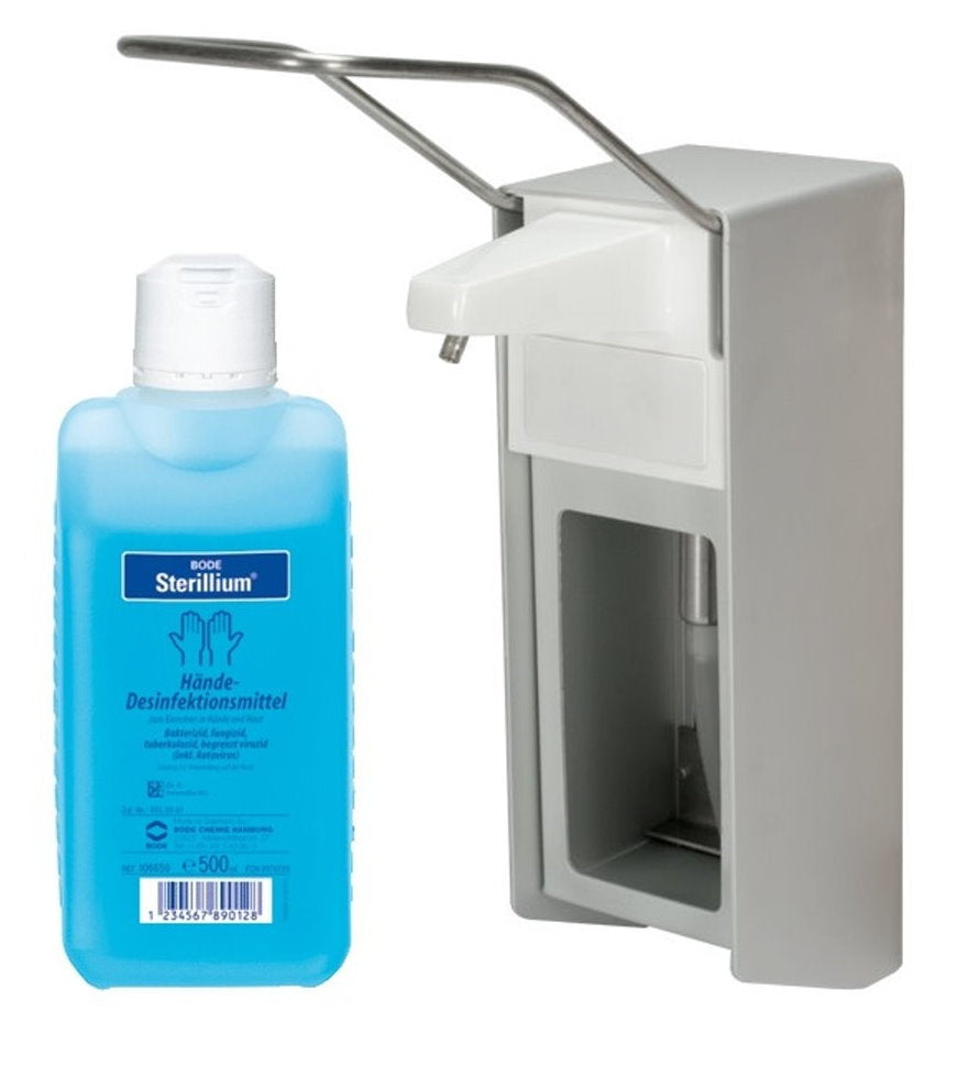 Wandspender aus Aluminium mit langem Armhebel, geeignet für 500 ml Euroflaschen. Der Spender ist in einem modernen, minimalistischen Design gehalten und verfügt über eine glänzende, silberfarbene Oberfläche. Der Armhebel ist ergonomisch geformt, um eine einfache Bedienung zu gewährleisten. Auf der Vorderseite befindet sich ein transparentes Sichtfenster, das den Füllstand der Desinfektionsmittelflasche anzeigt. Ideal für die hygienische Handdesinfektion in öffentlichen Räumen.