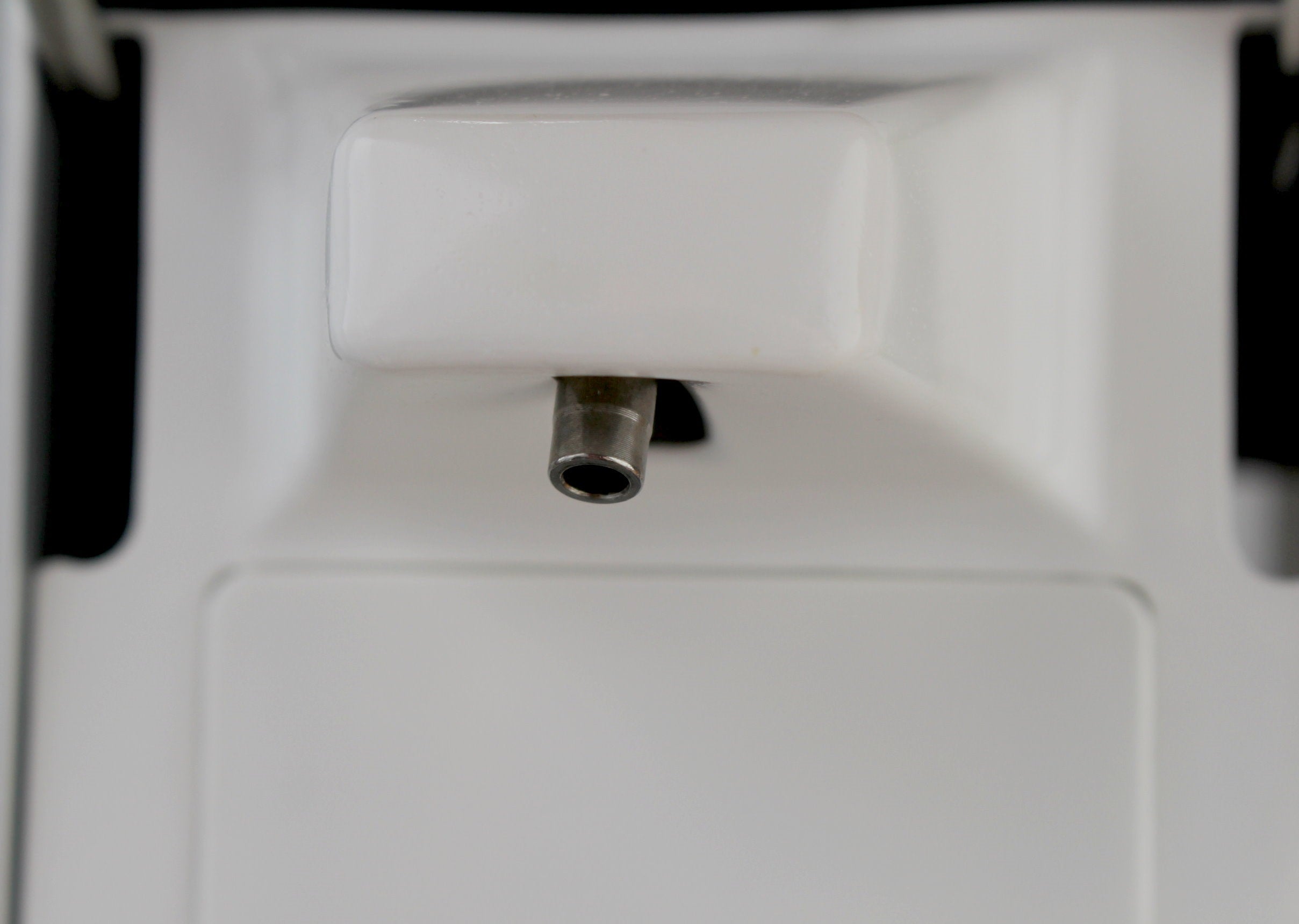 Aluminium Wandspender für 1000 ml Euroflaschen, ausgestattet mit einem kurzen Hebel für eine einfache Handhabung. Der Spender hat eine schlichte, moderne Ausführung in Silber und ein elegantes Design, das gut in jede Umgebung passt. Er ist mit einer Verschlussblende versehen, die zusätzlichen Schutz bietet. Die Montage erfolgt einfach an der Wand. Ideal für Sanitärbereiche, Büros oder medizinische Einrichtungen, um Flüssigseifen oder Desinfektionsmittel hygienisch bereitzustellen.