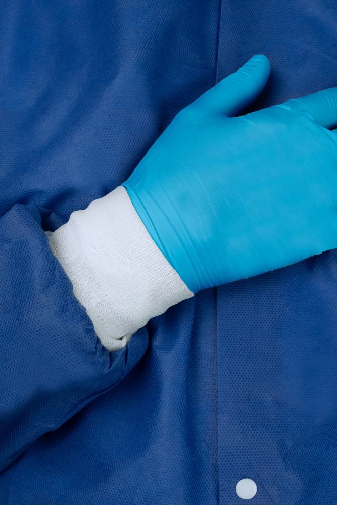 Blaue Pflegejacke für medizinische Einrichtungen, langärmlig, in Größe L. Die Jacke hat einen eleganten, schlichten Schnitt mit einem durchgehenden Reißverschluss in der Vorderansicht und zwei tiefen Taschen auf Hüfthöhe, die praktischen Stauraum bieten. Die Ärmel sind lang und bieten sowohl Komfort als auch Schutz, während der Stoff atmungsaktiv und pflegeleicht ist, geeignete Eigenschaften für den Einsatz in OPs oder Pflegebereichen.