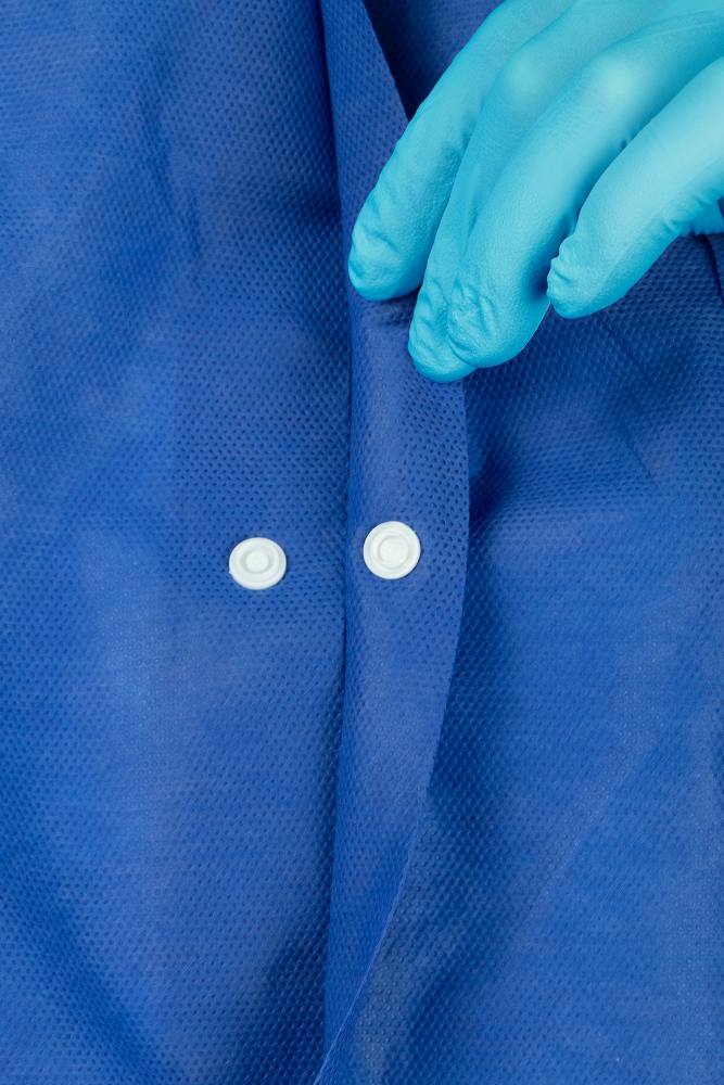 Bild eines blauen Langarm-Warmejackets für das Gesundheitswesen, angeboten in Größe L. Das Jacket hat einen klassischen Schnitt, einen durchgängigen Reißverschluss und lange Ärmel. Die farbenfrohe Ausführung ist gut sichtbar auf einem weißen Hintergrund positioniert, der die Details hervorhebt. Praktische Taschen sind seitlich integriert. Ideal für den Einsatz in OP-Stationen und Pflegeeinrichtungen, sorgt es für Wärme und Komfort.