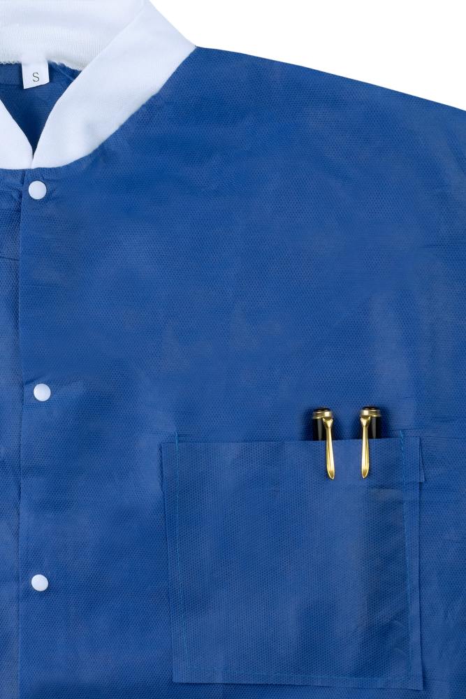 Ein Bild einer warmen, blauen Langarmjacke für OP-Station und Pflege. Die Jacke hat einen durchgehenden Reißverschluss in der Mitte und längere Ärmel mit geraden Abschlüssen. Sie besitzt zwei seitliche Taschen, die leicht geöffnet sind, und einen bequemen, klassischen Schnitt, der Bewegungsfreiheit ermöglicht. Die Farbe ist ein ansprechendes, helles Blau, ideal für den Einsatz im medizinischen Bereich. Hintergrund ist neutral, um die Jacke hervorzuheben.