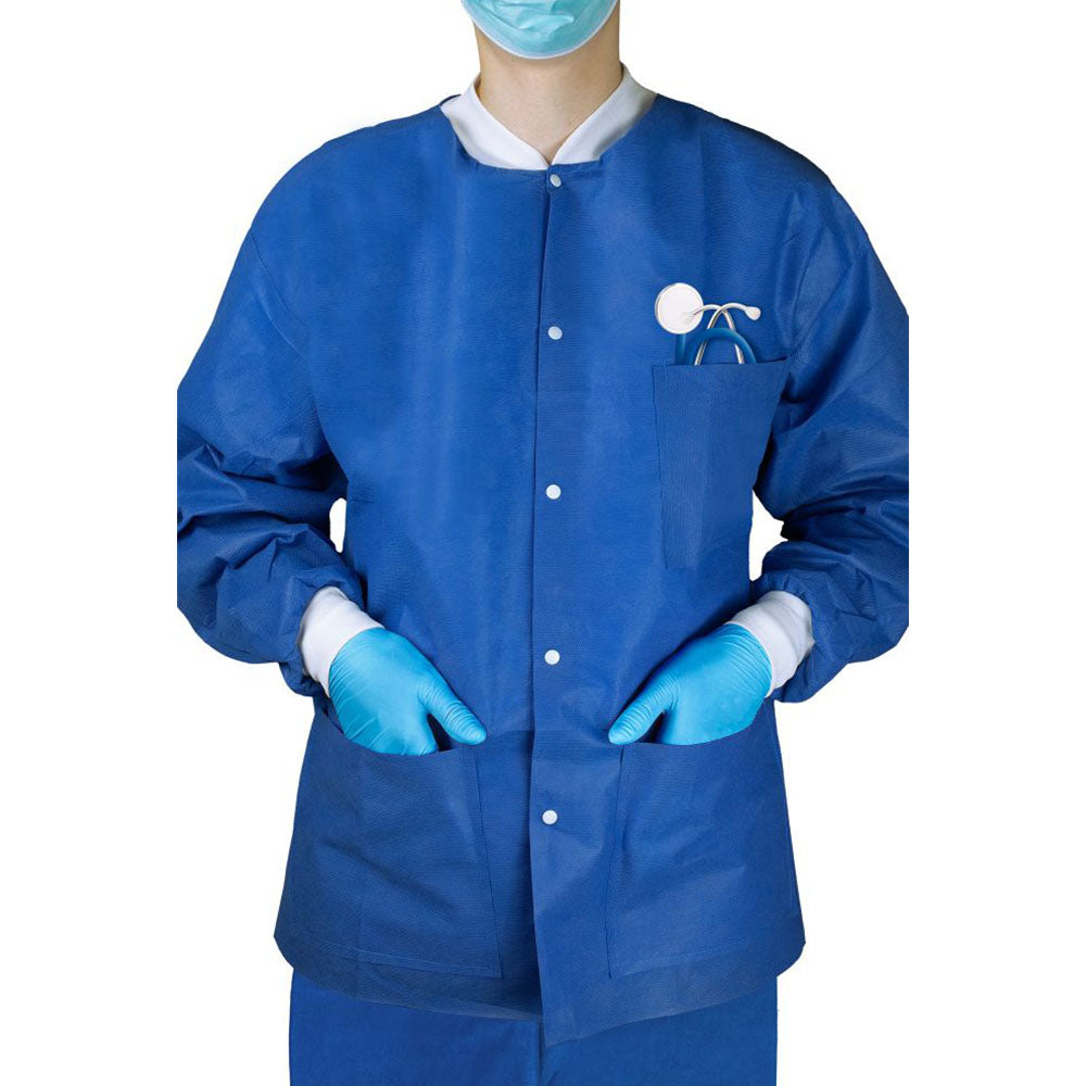 Blaue medizinische Warmjacke für den Einsatz in OP-Stationen und der Pflege. Die Jacke hat einen langen Schnitt mit durchgängiger Vorderseite und einem praktischen Reißverschluss. Sie verfügt über einen klassischen Kragen und lange Ärmel, die optimalen Schutz und Wärme bieten. Die Stoffstruktur ist weich und komfortabel, ideal für die Arbeit im Gesundheitsbereich. Größenangabe: S. Diese Jacke kombiniert Funktionalität mit einem modernen, professionellen Design, das für den täglichen Gebrauch geeignet ist.