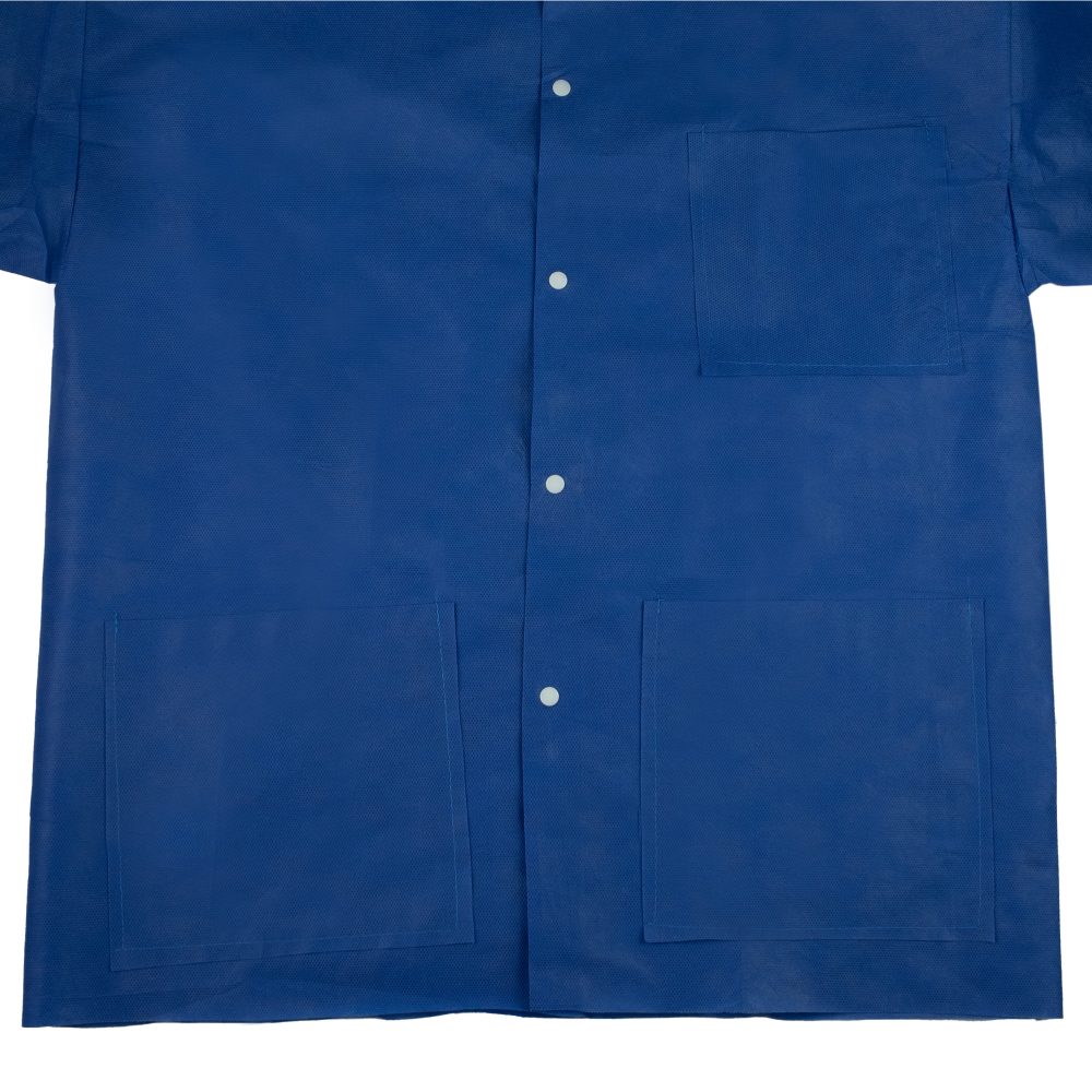 Alt-Text: Das Bild zeigt eine warme, langärmelige OP-Jacke in einem hellen Blauton, ideal für Pflegekräfte. Die Jacke hat einen durchgehenden Reißverschluss und praktische Taschen auf der Vorderseite. Die Ärmel sind lang und bieten einen hohen Tragekomfort. Sie ist aus einem bequemen, pflegeleichten Material gefertigt und eignet sich gut für den Einsatz in medizinischen Einrichtungen. Im Hintergrund ist ein neutraler Farbton zu sehen, der die Jacke hervorhebt. Die Größe der Jacke ist XL.