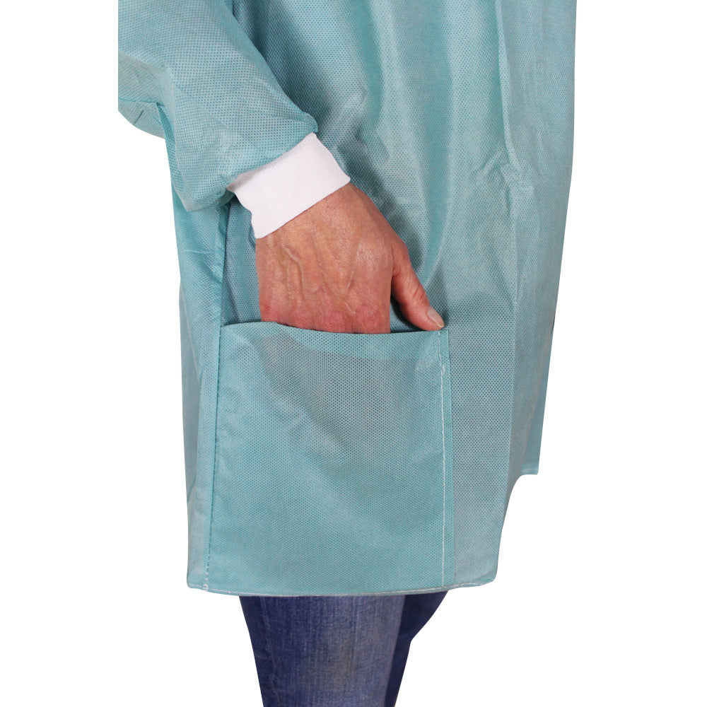 Eine grüne Wärmejacke für medizinisches Personal, dargestellt auf einem neutralen Hintergrund. Die Jacke ist aus leichtem Material und bietet eine komfortable Passform in den Größen L-XL. Sie verfügt über einen Reißverschluss, seitliche Taschen und einen modernen Schnitt, der sowohl Funktionalität als auch Stil kombiniert. Die Ärmel sind lang und die Jacke hat einen hohen Kragen für zusätzlichen Schutz. Ideal für den Einsatz im OP oder während des Aufenthalts in der Klinik.