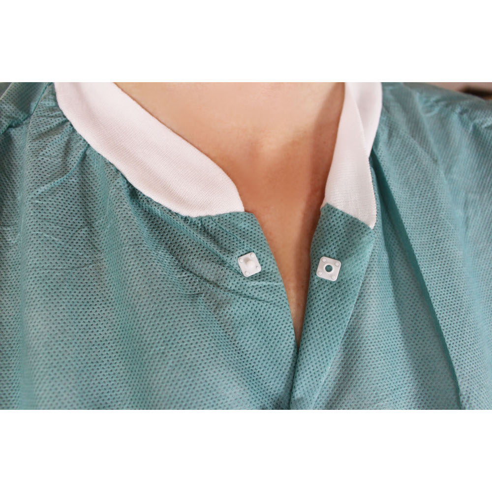 Bild eines grünen Warmen-Jackets aus dem Sortiment von Medi Inn für den Einsatz im OP und auf Station, Größe L-XL. Das Kleidungsstück hat einen modernen Schnitt mit einem Reißverschluss, einer praktischen Brusttasche und zwei seitlichen Eingrifftaschen. Die Ärmel sind lang und das Material wirkt robust und strapazierfähig. Das Jacket ist für medizinisches Personal gedacht und bietet sowohl Komfort als auch Funktionalität. Der Hintergrund ist neutral und lässt das Produkt im Vordergrund hervorstechen.