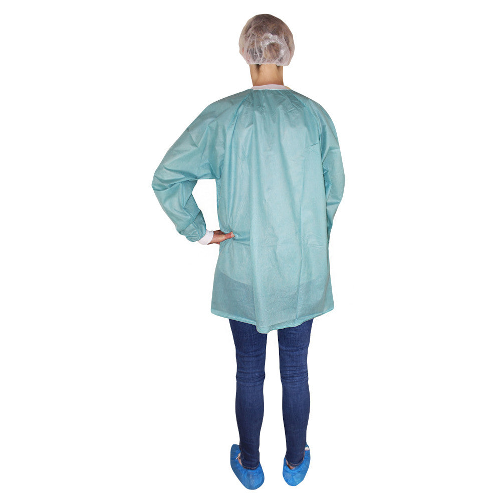 Warmjacke für den OP- und Stationsbereich in Grün, Größe XXL. Die Jacke hat einen praktischen Reißverschluss, zwei seitliche Taschen und einen modernen, funktionalen Schnitt, der Bewegungsfreiheit bietet. Sie besteht aus strapazierfähigem, pflegeleichtem Material, das sowohl Komfort als auch Hygiene in medizinischen Umgebungen gewährleistet. Die Ärmel sind lang und könnten an den Handgelenken leicht elastisch sein, um eine gute Passform zu garantieren.