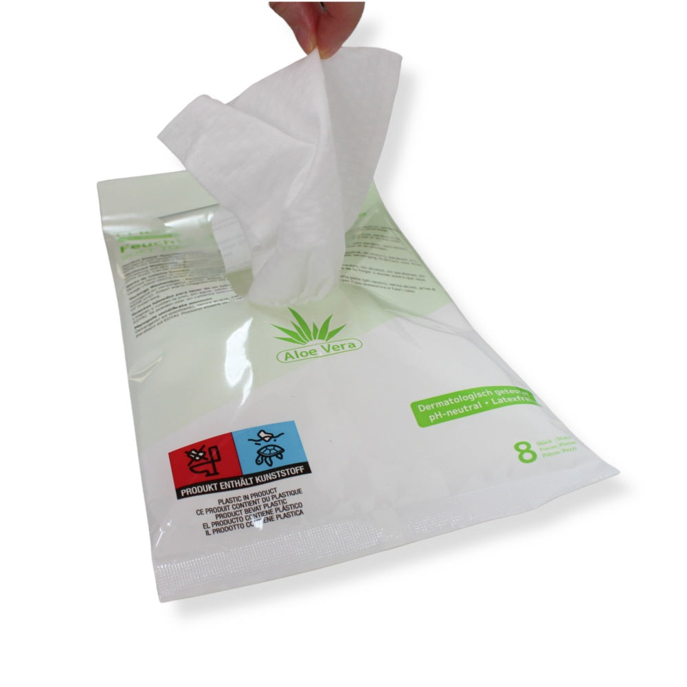 Weißer Waschhandschuh aus weichem, saugfähigem Material mit einer strukturierten Oberfläche, die eine sanfte Reinigung der Haut ermöglicht. Der Handschuh hat eine praktische Schlaufe zum Aufhängen, die die Aufbewahrung erleichtert. Er ist vielseitig einsetzbar, ideal für den persönlichen Gebrauch beim Duschen oder für die Pflege von Babys und Senioren. Die Umrandung des Handschuhs ist in weiß gehalten und sorgt für eine ansprechende Optik.