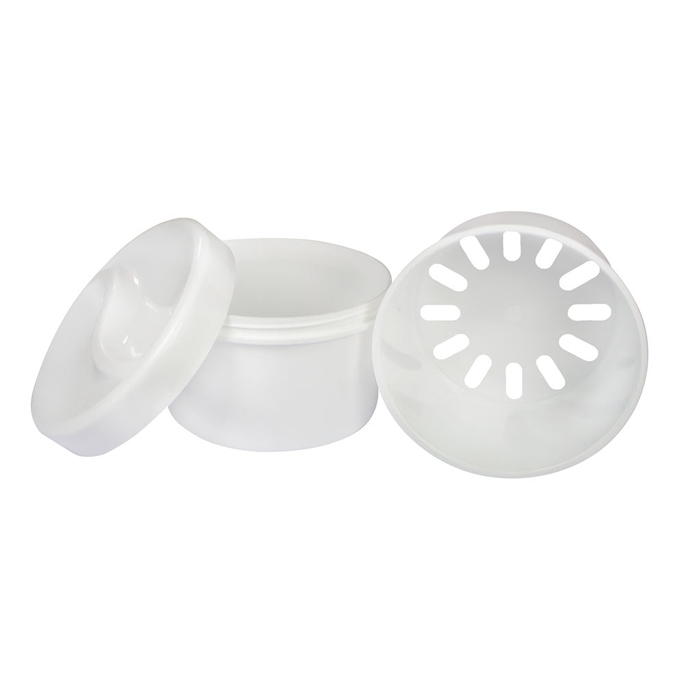 Produktbild eines weißen Zahnprothesenbechers mit einem Schraubdeckel und einem integrierten Sieb. Der Becher hat eine runde Form und ist aus hochwertigem, leichtem Kunststoff gefertigt. Der Deckel ist fest und sorgt für einen sicheren Verschluss, während das Sieb im Inneren eine praktische Funktion zur Aufbewahrung von Zahnprothesen oder -spangen bietet. Der Becher ist ideal für die hygienische Aufbewahrung von Zahnersatz und eignet sich sowohl für den Heimgebrauch als auch für unterwegs.