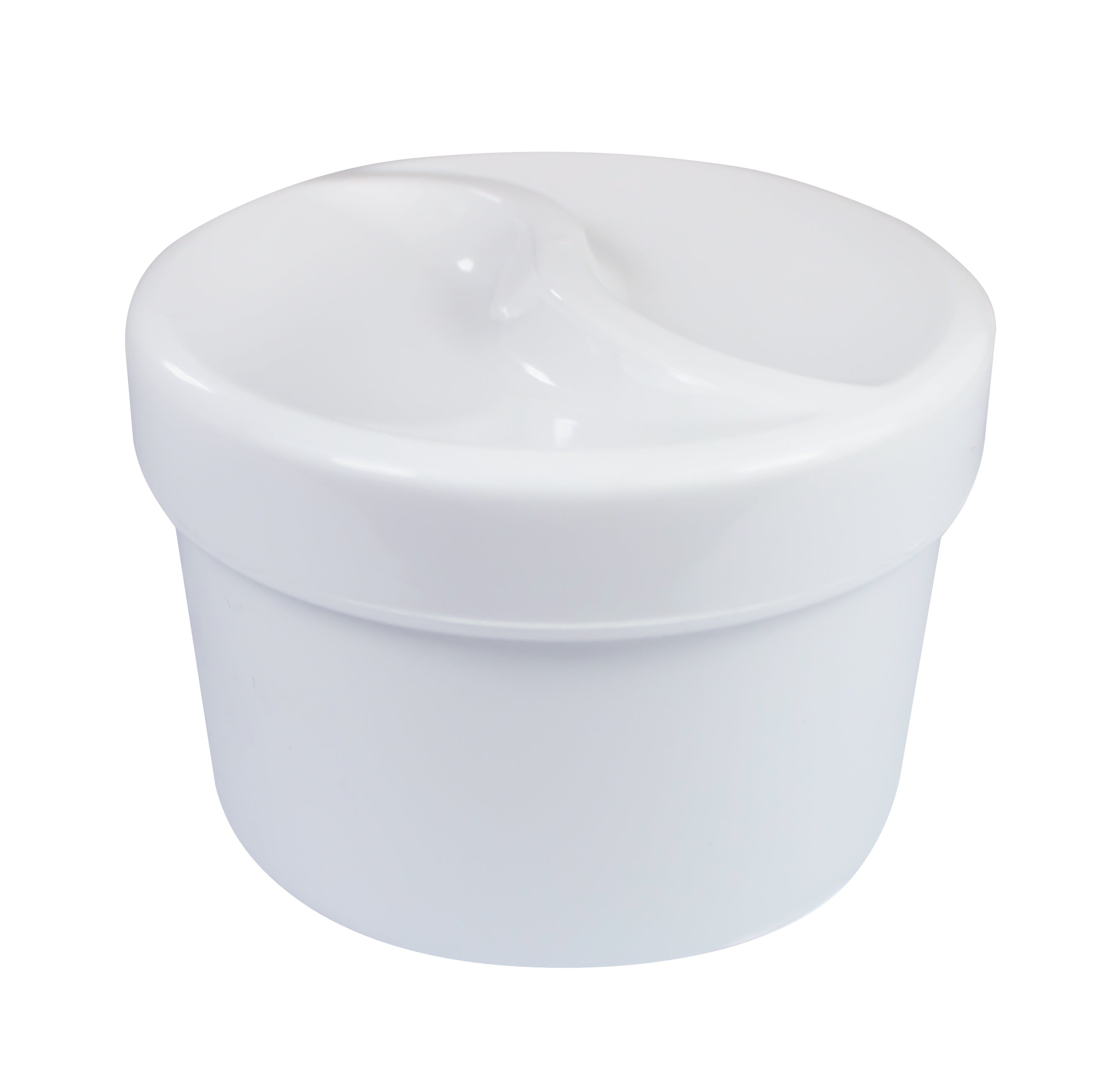 Weißer Zahnprothesenbecher aus Kunststoff mit einem durchsichtigen Schraubdeckel. Der Becher besitzt ein inneres Sieb, das die Prothesen im Wasser hält und gleichzeitig ein einfaches Entnehmen ermöglicht. Die Oberfläche des Bechers ist glatt und sauber, während der Deckel eine leichte Struktur aufweist. Der Becher hat eine praktische, runde Form und eine kompakte Größe, ideal für die Aufbewahrung von Zahnprothesen oder anderen zahnärztlichen Hilfsmitteln. Perfekt für den täglichen Gebrauch und Reisen.