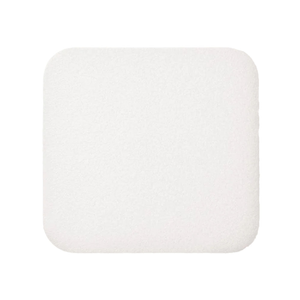 Detaillierte Produktansicht eines Mepilex Schaumverbandes in der Größe 10 x 12 cm. Der Verband ist ansprechend verpackt und befindet sich auf einem neutralen Hintergrund, der die Produkteigenschaften hervorhebt. Die Verpackung zeigt klare Informationen über die Anwendung, Vorteile und Eigenschaften des Schaumverbandes. Der Verband selbst ist weich und flexibel, ideal für die Wundversorgung. Die Oberfläche ist leicht strukturiert, um die Funktionalität zu unterstützen.