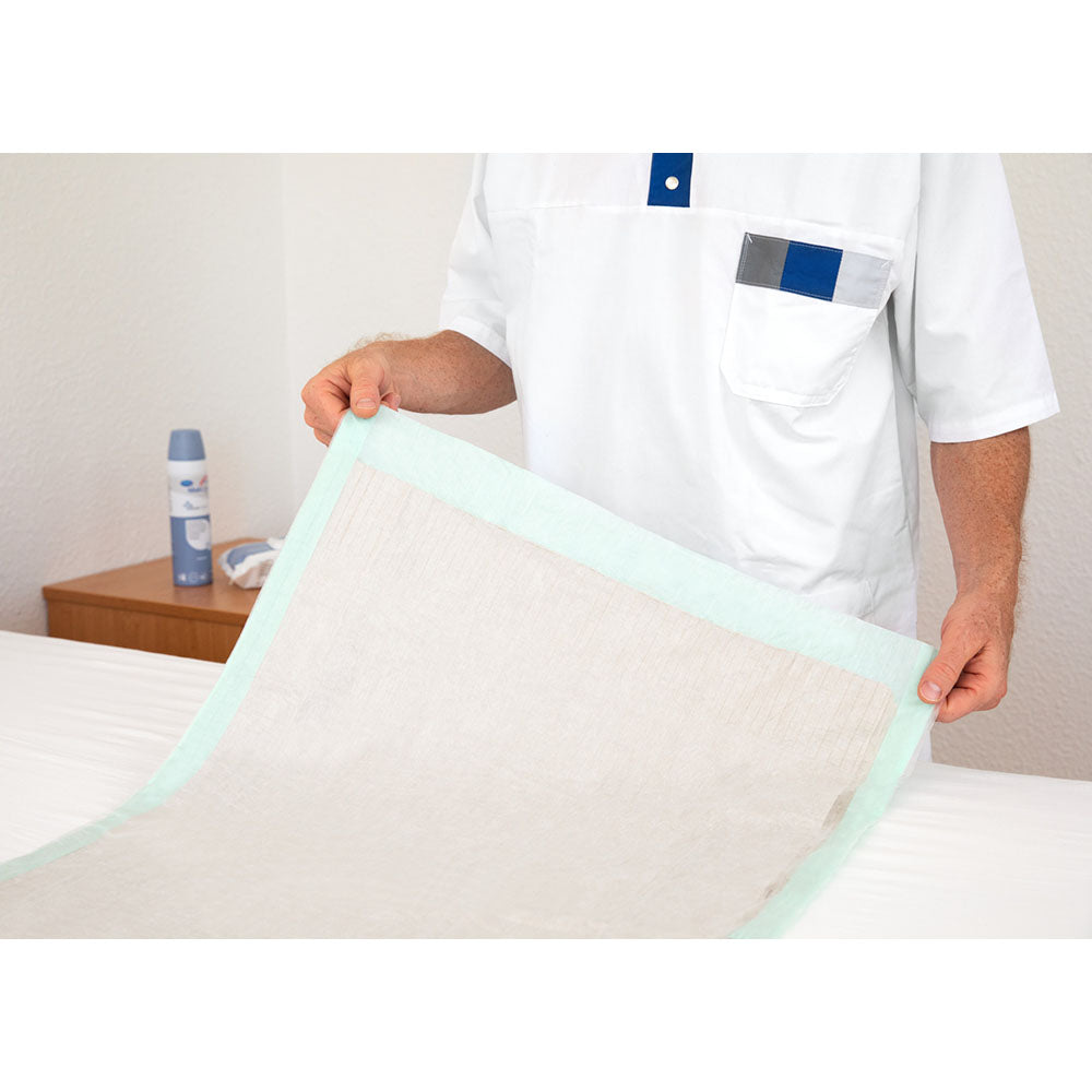 Praktische MoliCare Bettschutzeinlagen in der Größe 40 x 60 cm, optimal für den Schutz von Matratzen und Bettzeug. Die Verpackung enthält 100 Stück. Die Einlagen sind mit einer absorbierenden Schicht ausgestattet, die bis zu 7 Tropfen Feuchtigkeit aufnehmen kann. Die Oberfläche ist weich und angenehm auf der Haut, während die untere Schicht wasserundurchlässig ist, um das Bett trocken zu halten. Ideal für Senioren, Menschen mit Inkontinenz oder postoperative Pflege.