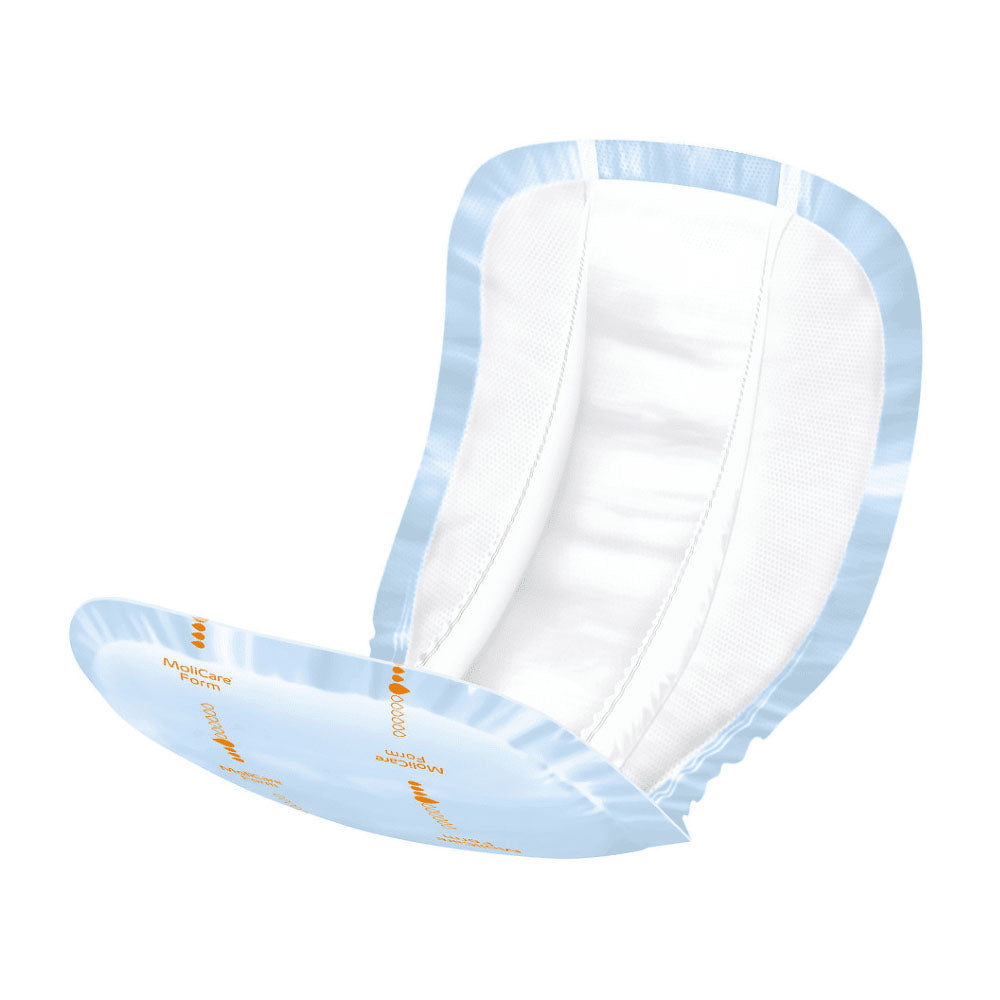 Produktbild einer Inkontinenzvorlage von MoliCare, die in einer transparenten Verpackung präsentiert wird. Die Vorlage ist in einem hellen Blau gehalten, mit speziellen Tropfensymbolen, die auf ihre Saugfähigkeit hinweisen. Die Verpackung trägt deutlich das Produktlogo und die Bezeichnung "MoliCare Form" sowie die Kategorie "Inkontinenzvorlagen". Im Hintergrund ist eine neutrale, helle Oberfläche zu sehen, die den Fokus auf die Verpackung lenkt.