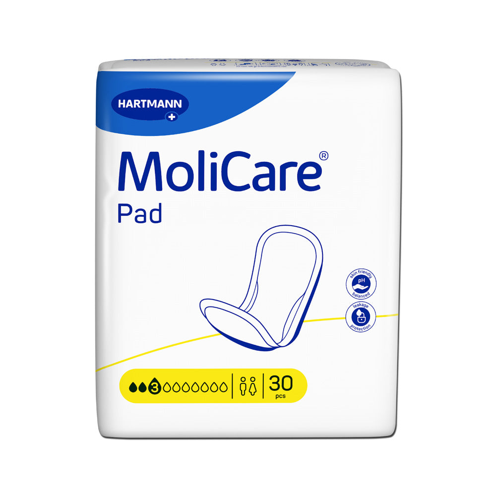 Das Bild zeigt eine Packung von MoliCare Inkontinenzeinlagen mit der Kennzeichnung "3 Tropfen" zur mittleren Inkontinenz. Die Einlagen sind weiß und leicht freigestellt, während die Verpackung eine bläuliche Farbe mit einem klaren Design hat. Oben ist das Produktlogo zu sehen, und es gibt Informationen zur Saugstärke und Anwendung. Im Hintergrund ist eine unscharfe Fläche, die den Fokus auf die Einlagen lenkt.