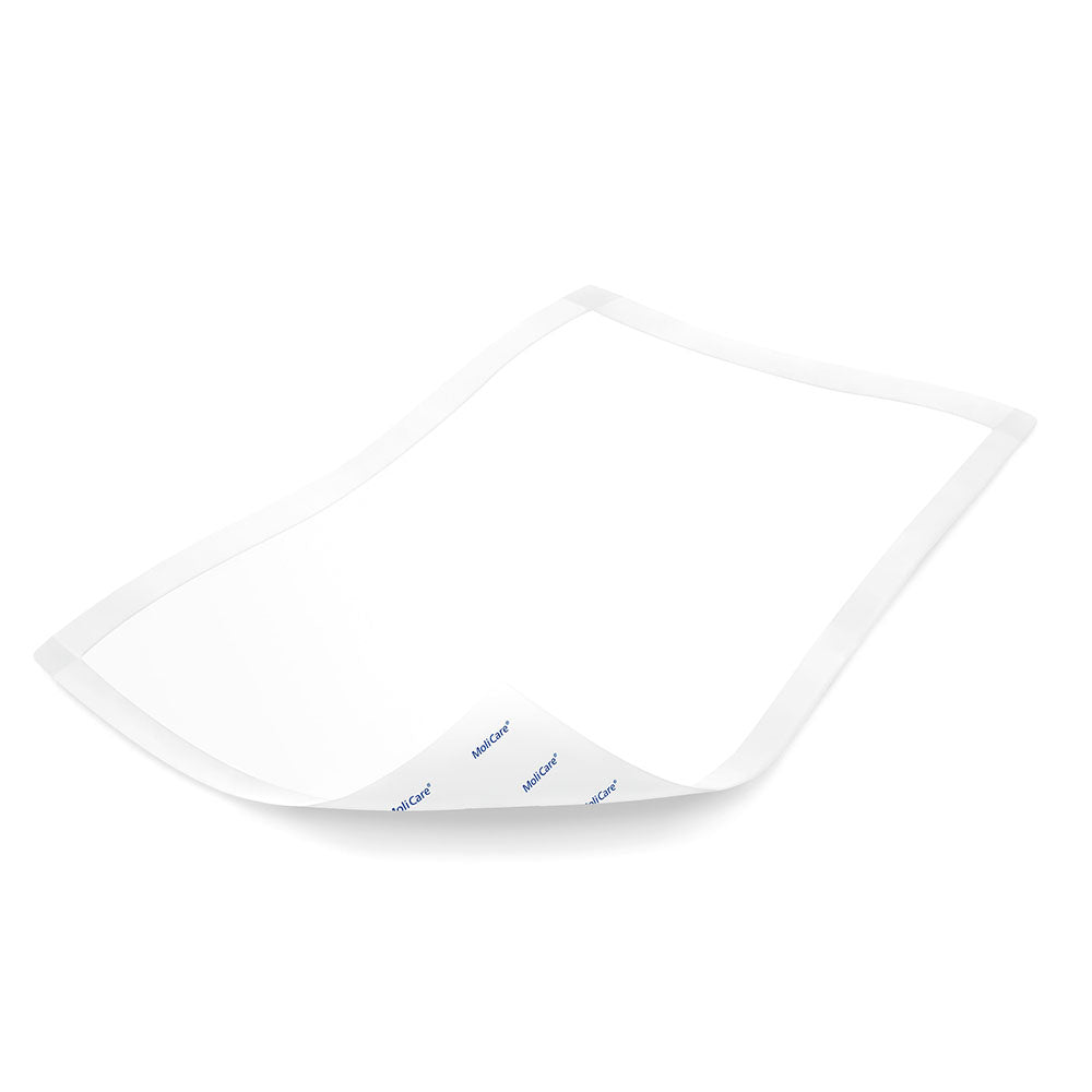 Bild zeigt eine Packung von MoliCare Premium Bettschutzeinlagen mit 30 Stück, Größe 60 x 90 cm. Der Vordergrund zeigt die ansprechende Verpackung, auf der die Produktbezeichnung in blauer Schrift gut lesbar ist. Das Design ist hell und freundlich, mit einem Bild eines wasserfesten Matten-Layouts im Hintergrund. Links oben befindet sich ein Hinweis auf die hohe Saugfähigkeit von 9 Tropfen. Die Einlagen sind ideal für zusätzlichen Schutz im Bett oder im Pflegebereich, um Komfort und Hygiene zu gewährleisten.