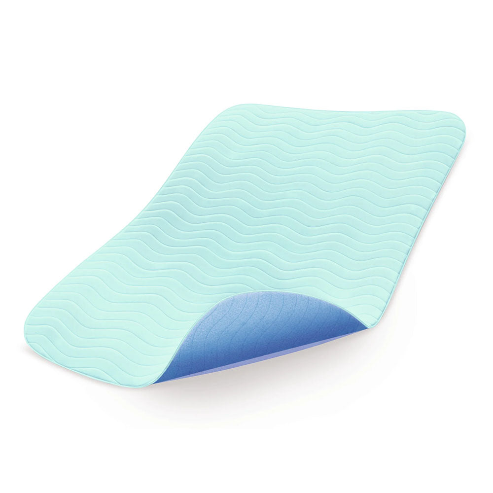 MoliCare Premium Bettschutzeinlage in der Größe 85 x 90 cm, abgebildet auf einem hellen Hintergrund. Die Einlage ist in sanften Pastelltönen gehalten und zeigt eine textilähnliche Oberfläche. Sie ist mit einem praktischen Saugstoff ausgestattet, der Feuchtigkeit schnell aufnimmt. Die Ränder sind beschichtet, um das Auslaufen zu verhindern. Diese hochabsorbierende Einlage bietet zusätzlichen Schutz für Matratzen und Bettzeug. Ideal für Personen, die nachts zusätzliche Sicherheit benötigen.