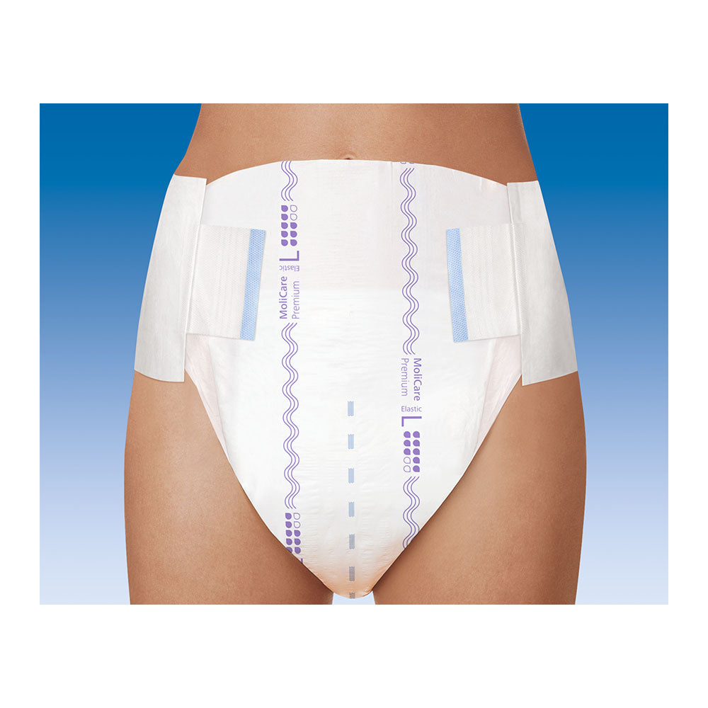 Molicare Premium Elastic 6 Tropfen, Größe S, Inkontinenzslips: Das Bild zeigt einen weißen, elastischen Inkontinenzslip mit dem Molicare-Logo. Die Vorderseite ist leicht zusammengefasst, um die Elastizität zu betonen, während die seitlichen Bereiche elastisch und atmungsaktiv wirken. Die Rückseite zeigt eine transparente Oberfläche, die den Komfort und die Anpassungsfähigkeit an den Körper darstellt.