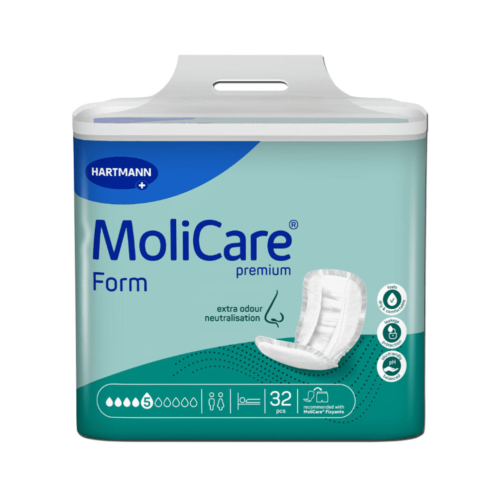 Bild zeigt eine Verpackung von MoliCare Premium Form 5 Inkontinenzvorlagen. Die Vorderseite der Packung ist in Blau- und Grüntönen gestaltet und enthält das Produktlogo sowie die Bezeichnung „Premium Form 5“. Die Vorlagen sind als besonders saugfähig gekennzeichnet, geeignet für moderate bis schwere Inkontinenz. Der Hintergrund der Packung ist sauber und minimalistisch, was die Wichtigen Informationen hervorhebt. Unten links sind Details zur Anzahl der Vorlagen pro Packung abzulesen.