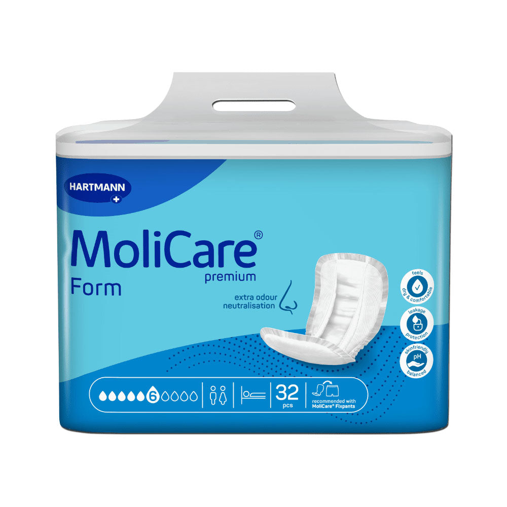 Das Bild zeigt eine Packung der MoliCare Premium Form 6 Inkontinenzvorlagen. Die Verpackung ist in einem ansprechenden Design gehalten, überwiegend in einem sanften Blau und Weiß, mit einem klaren Etikett, das die Marke und den Produkttyp hervorhebt. Auf der Vorderseite sind Informationen zur Saugkraft und Benutzerfreundlichkeit abgebildet. Im Hintergrund sind verschwommen verschiedene andere Produkte zu sehen, die für die persönliche Pflege gedacht sind.