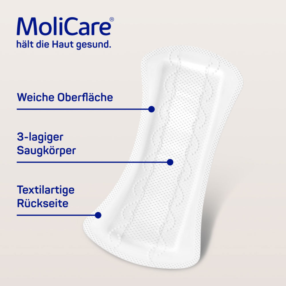 Ansicht einer einzeln entnommenen MoliCare Premium Lady Pad 0,5 Tropfen Inkontinenzeinlage mit den Hinweisen "Weiche Oberfläche, 3-lagiger Saugkörper, Textilartige Rückseite."
