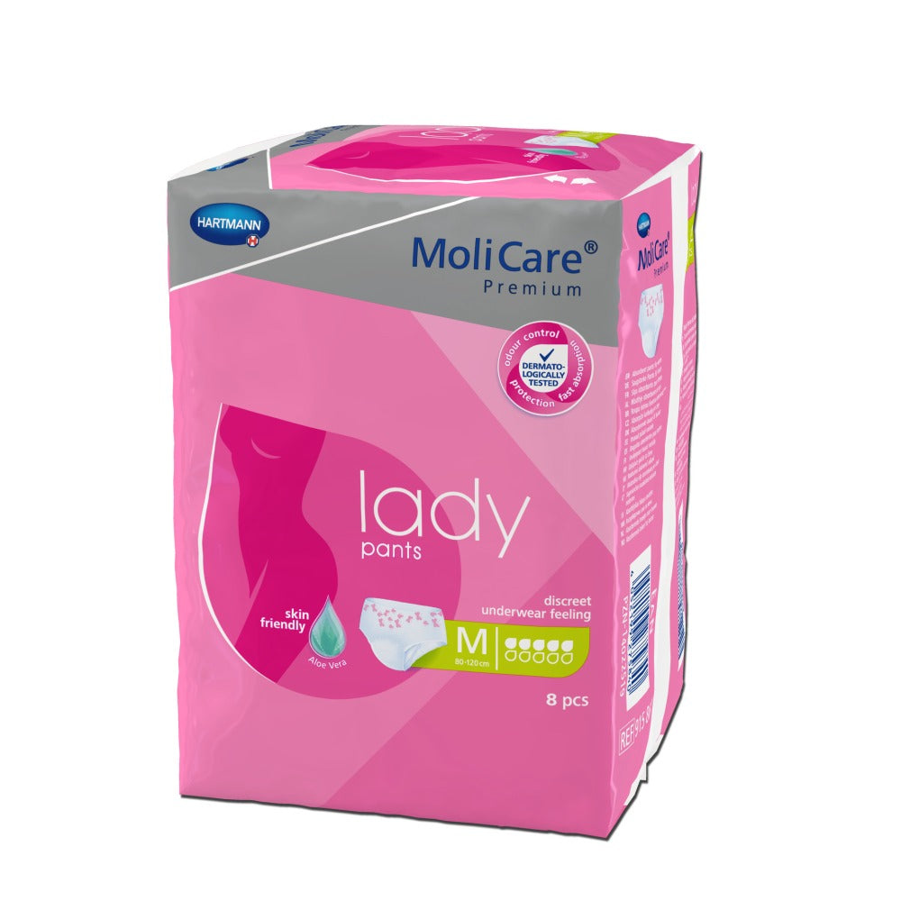 Auf dem Bild sind die MoliCare Premium Lady Pants in einer minimalistischen, hellen Umgebung zu sehen. Die Pants sind elegant gefaltet und präsentieren sich in einem sanften Weißton mit einer strukturierten Oberfläche. An der linken Seite ist das Produktetikett sichtbar, das Informationen über die Größe und die Saugstärke enthält. Die Pants sind für Frauen konzipiert, die eine hohe Saugfähigkeit und Komfort suchen.