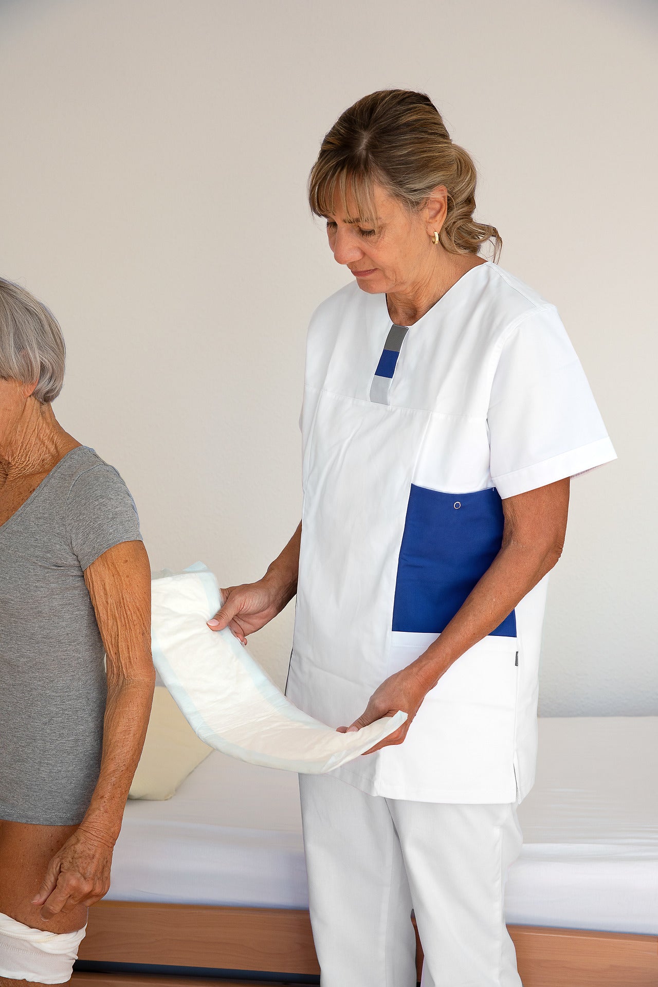 Molicare rechteckige Einlagen, 20 x 60 cm, mit 4 Tropfen-Symbol, das eine mittlere Inkontinenzaufnahmefähigkeit anzeigt. Die Einlagen sind in einer Verpackung angeordnet und weisen eine helle, hygienische Ausstrahlung auf. Die Oberfläche ist weich und textilähnlich, mit einer entsprechenden Struktur zur Optimierung der Flüssigkeitsaufnahme. Die Verpackung enthält Informationen wie die Größe, die Anzahl der Einlagen und weitere relevante Details, die sich deutlich abheben und gut lesbar sind.