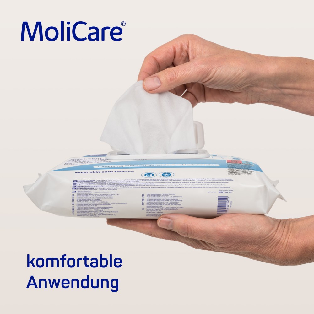 MoliCare Skin Feuchtpflegetücher in einer praktischen Verpackung. Die Tücher sind in einem weißen, leicht transparenten Beutel mit einem farbigen Design untergebracht. Auf der Vorderseite des Beutels ist das Produktlogo deutlich sichtbar, zusammen mit dem Hinweis auf die hautfreundlichen Eigenschaften und die Anzahl der Tücher. Die Verpackung zeigt zudem eine Abbildung von einem Tuch, das aus dem Beutel gezogen wird. Der Hintergrund ist hell und neutral, was den Fokus auf das Produkt lenkt.