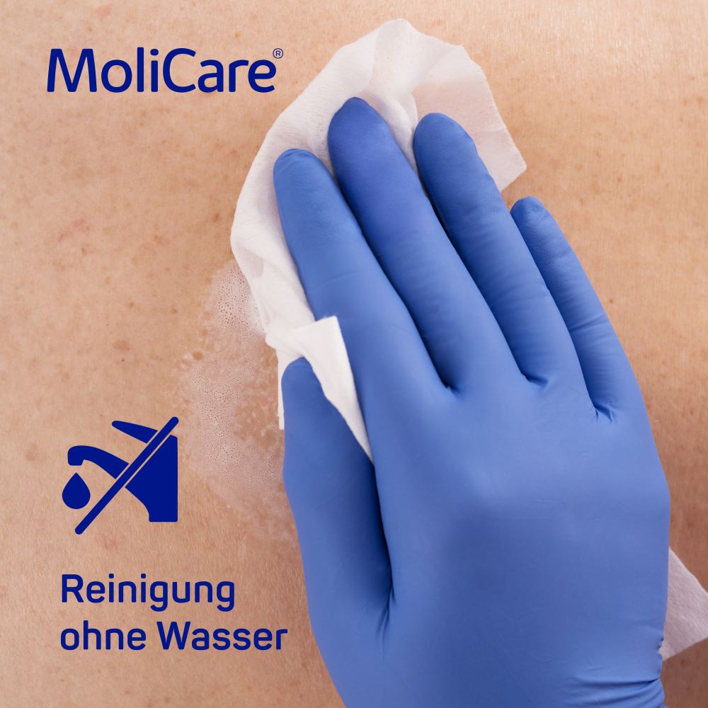 Molicare Skin Feuchtpflegetücher in einer weißen Verpackung stehen im Vordergrund des Bildes. Die Packung ist teilweise geöffnet und zeigt die Tücher, die leicht herausgezogen sind. Die Vorderseite der Packung trägt ein farbenfrohes Design mit dem Markennamen "Molicare" und dem Hinweis auf die Hautpflege. Im Hintergrund ist ein neutraler, unscharfer Untergrund zu sehen, der die Produktverpackung hervorhebt.
