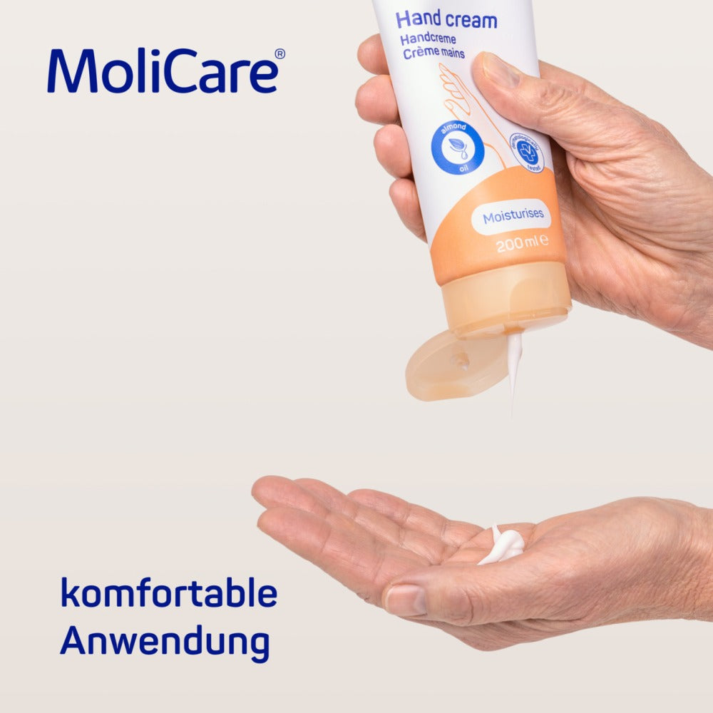Bildbeschreibung: Die Grafik zeigt eine Tube der MoliCare Skin Handcreme mit einem weißen und blauen Design. Die Tube ist prominent in der Mitte des Bildes platziert und hat einen praktischen Drehverschluss. Der Produktname „MoliCare Skin Handcreme“ steht in großen, gut lesbaren Buchstaben auf der Vorderseite. Im Hintergrund sind sanfte Farben zu sehen, die eine beruhigende Atmosphäre schaffen. Die Creme ist speziell für trockene Haut formuliert und betont die pflegenden Eigenschaften.