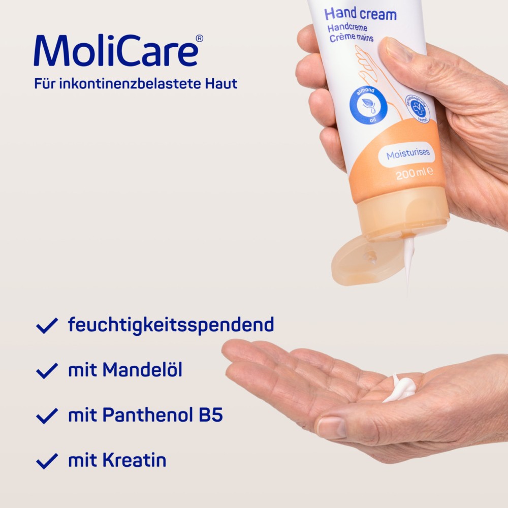 Molicare Skin Handcreme in einer weißen Tube mit grünem Deckel. Die Tube zeigt das Molicare-Logo und die Beschreibung "Handcreme" in deutlichen Buchstaben. Unter dem Produktnamen sind Hinweise zur Anwendung und den Inhaltsstoffen abgedruckt. Der Hintergrund ist hell und neutral, was die Handcreme hervorhebt. Die Tube ist leicht schräg platziert, wodurch ihre Form gut sichtbar ist. Das Produkt vermittelt einen Eindruck von Pflege und Hautschutz, ideal für die Feuchtigkeitsversorgung von Händen.