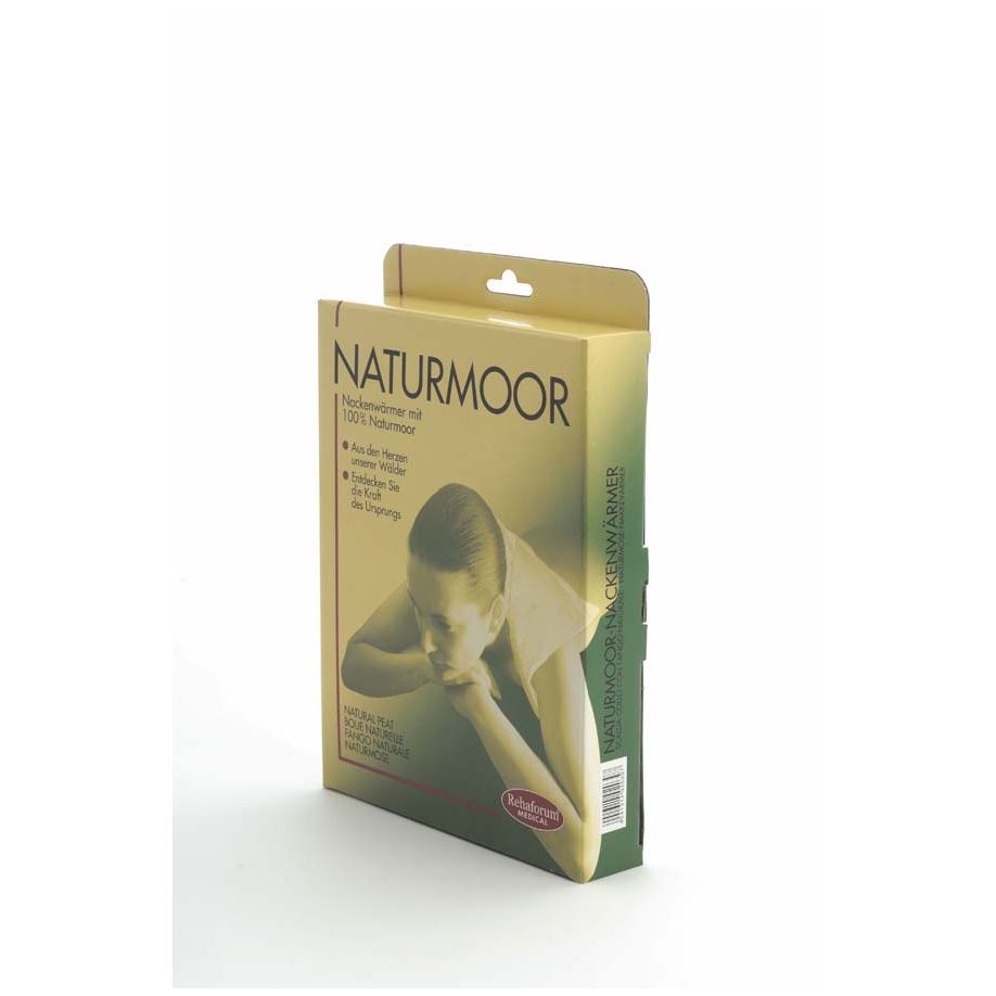 Ein Naturmoor-Nackenwärmer wird abgebildet, der in einer natürlichen Umgebung platziert ist. Der Nackenwärmer zeigt eine sanfte, ovale Form und ist mit einem bequemen, weichen Bezug in einem neutralen Farbton versehen. Die Oberfläche hat eine leicht strukturiert, um eine angenehme Haptik zu bieten. Auf der Verpackung sind informative Texte in einfacher Schriftart gedruckt, die die Vorteile und die Anwendung des Produkts erklären.